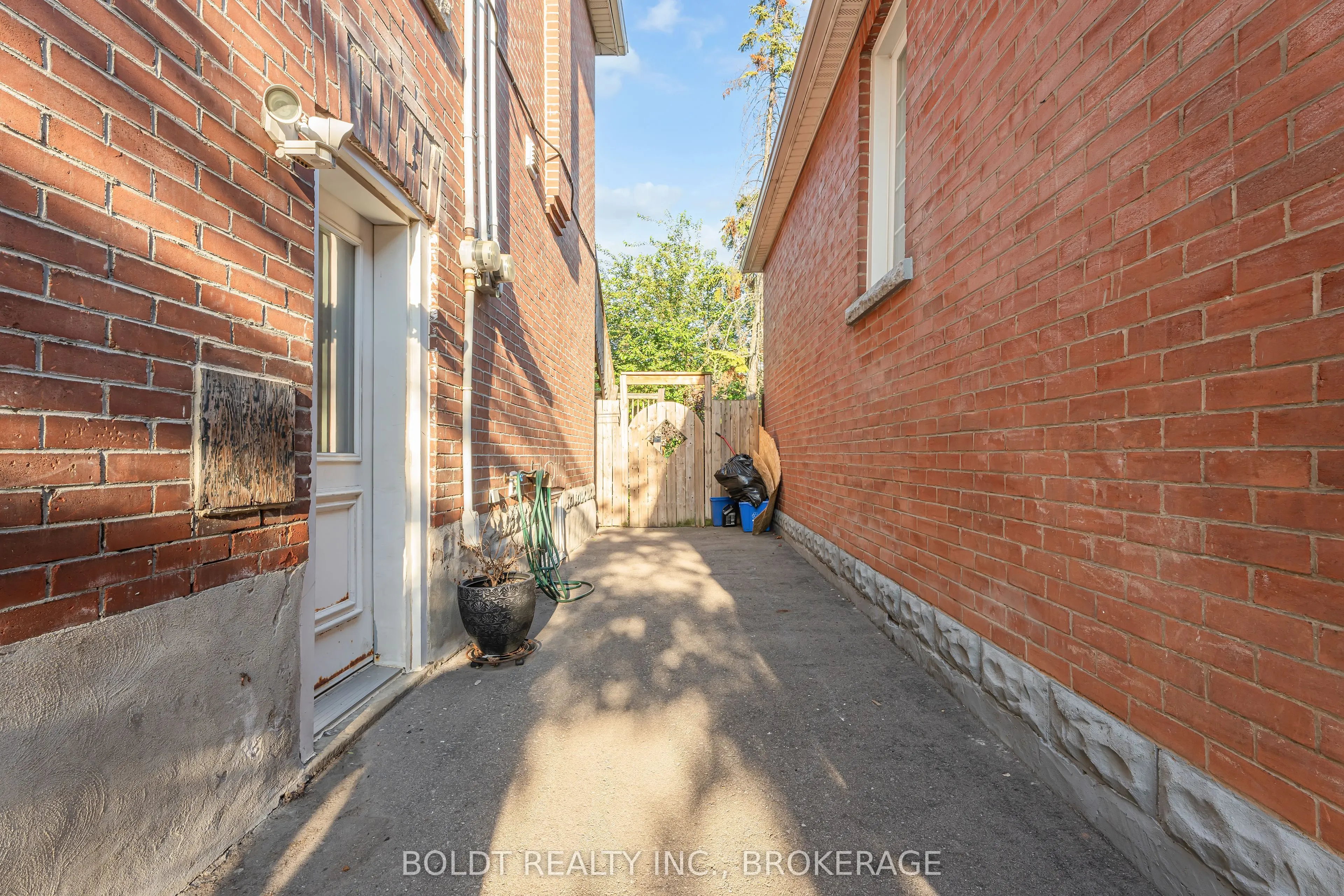 209 Rosslyn Avenue S