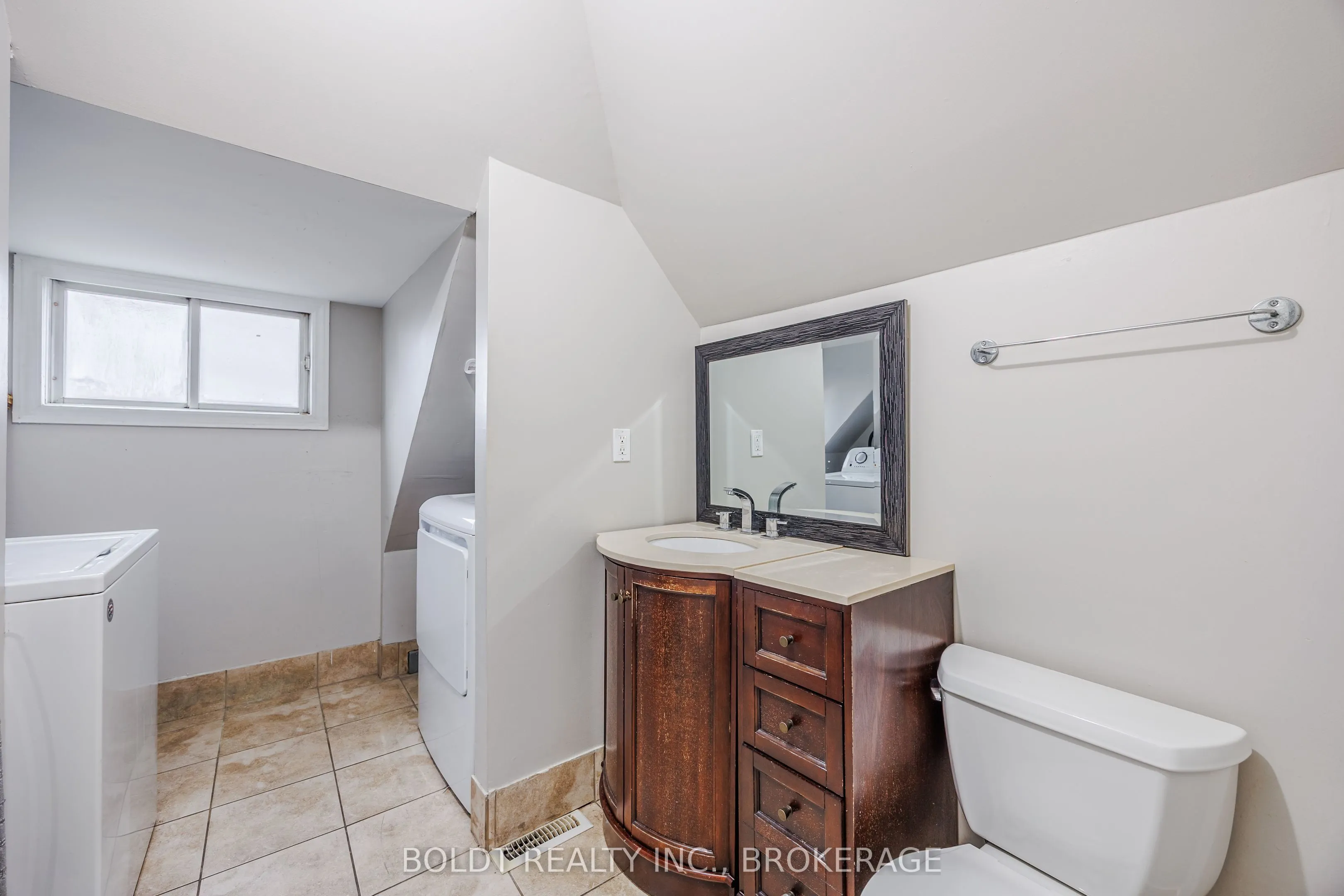 209 Rosslyn Avenue S