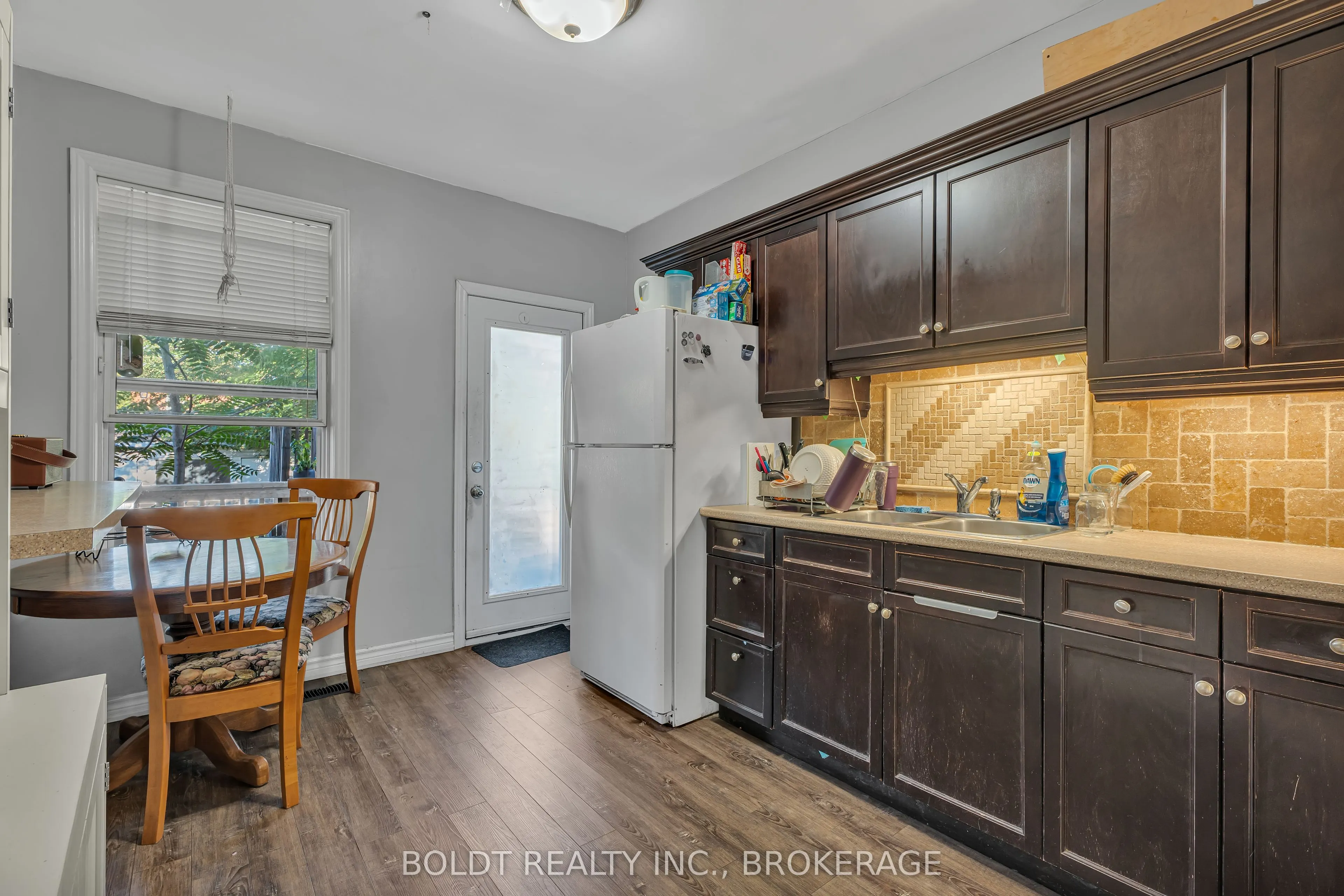 209 Rosslyn Avenue S