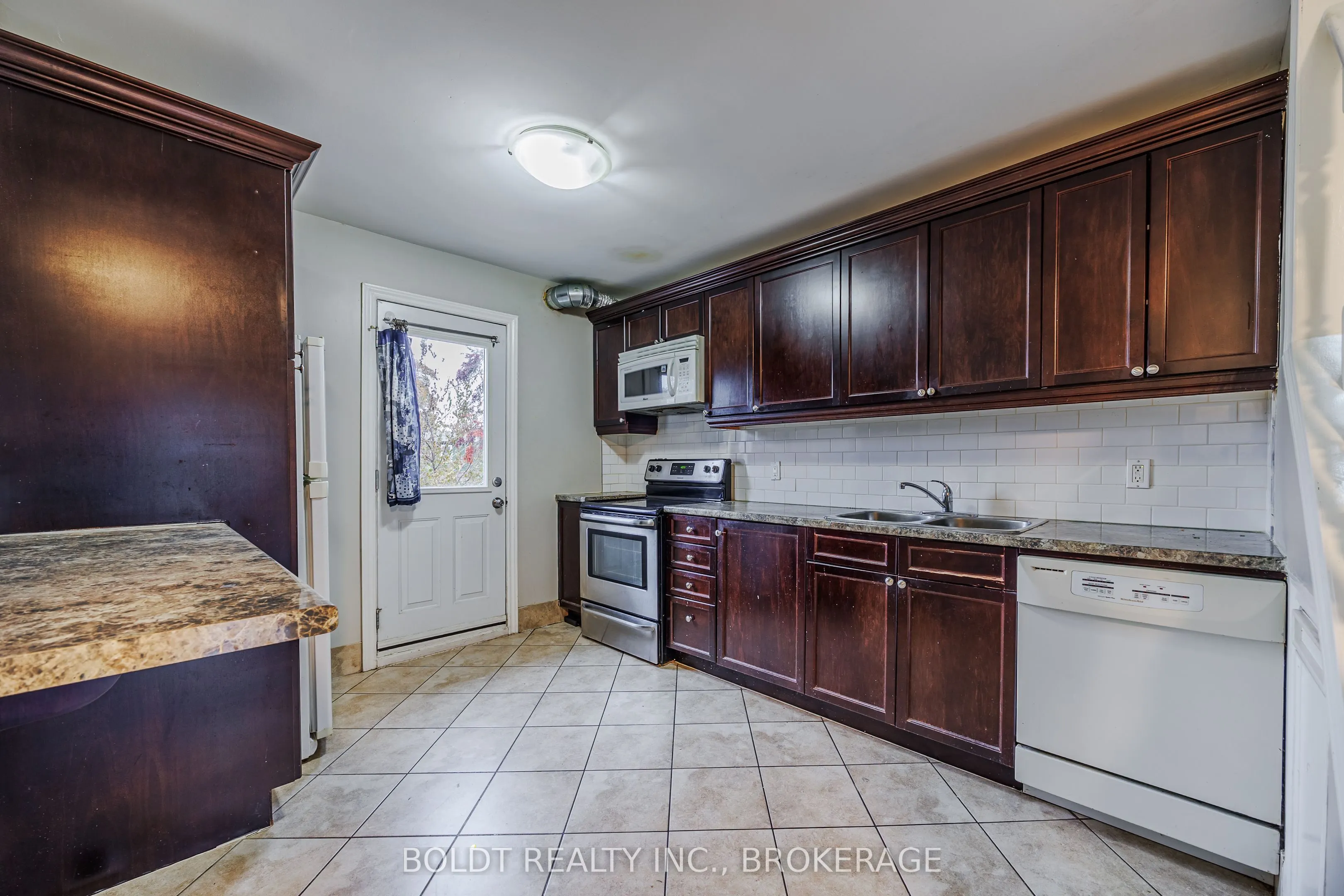 209 Rosslyn Avenue S