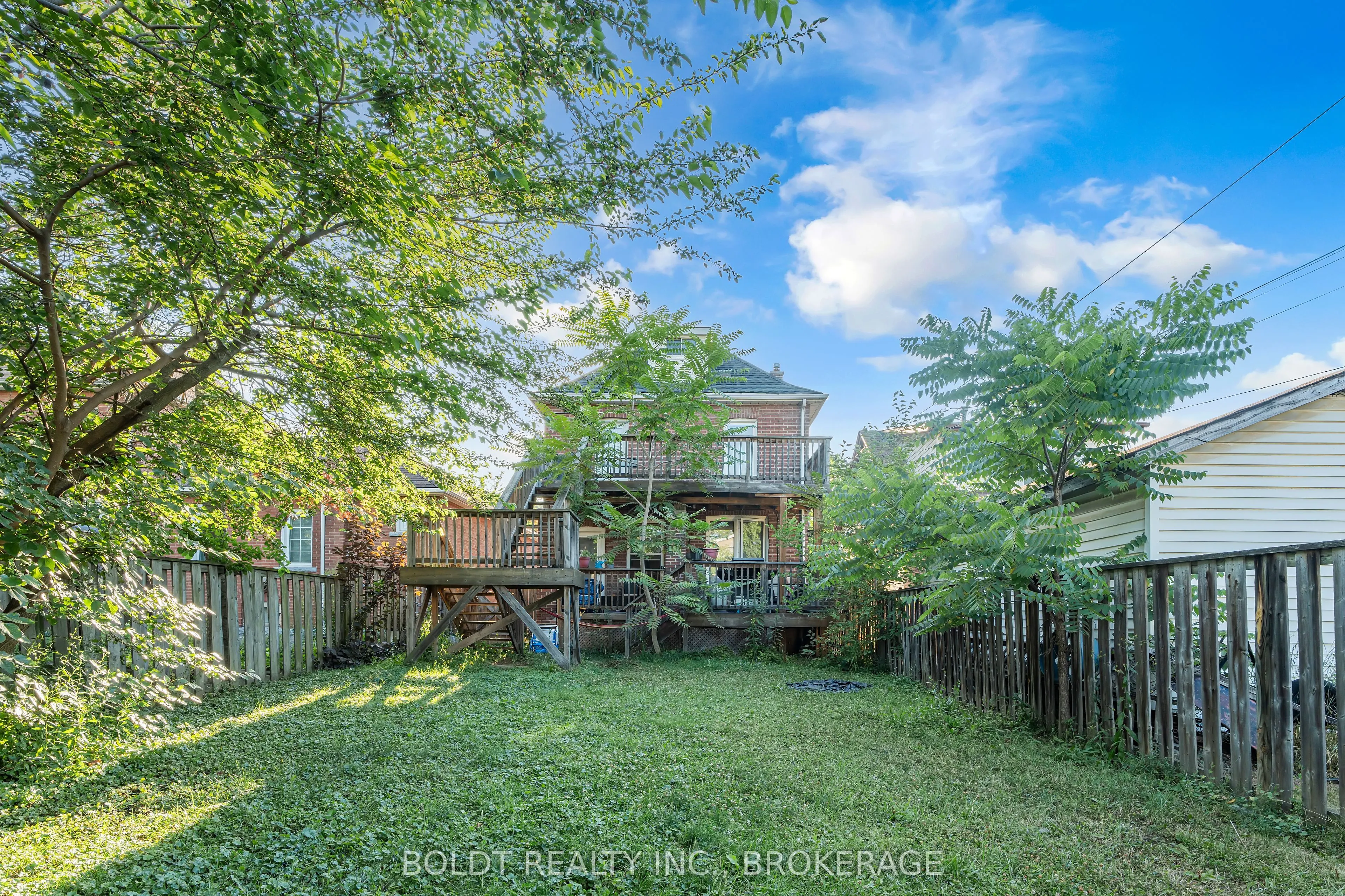 209 Rosslyn Avenue S