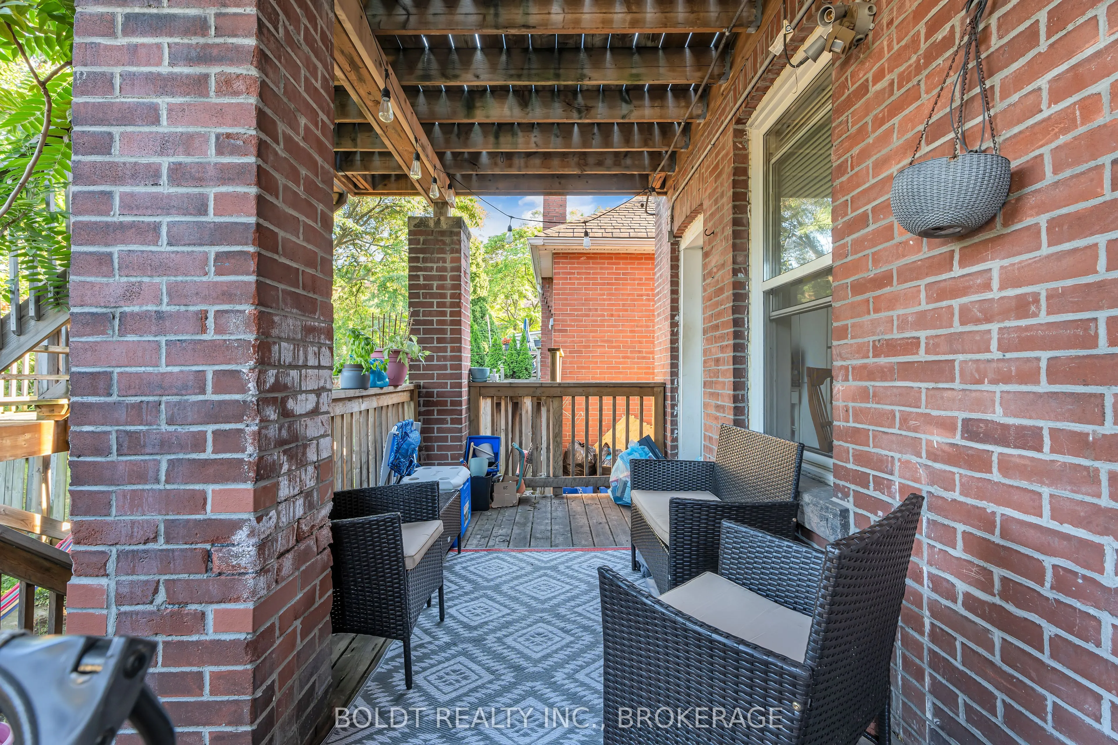 209 Rosslyn Avenue S