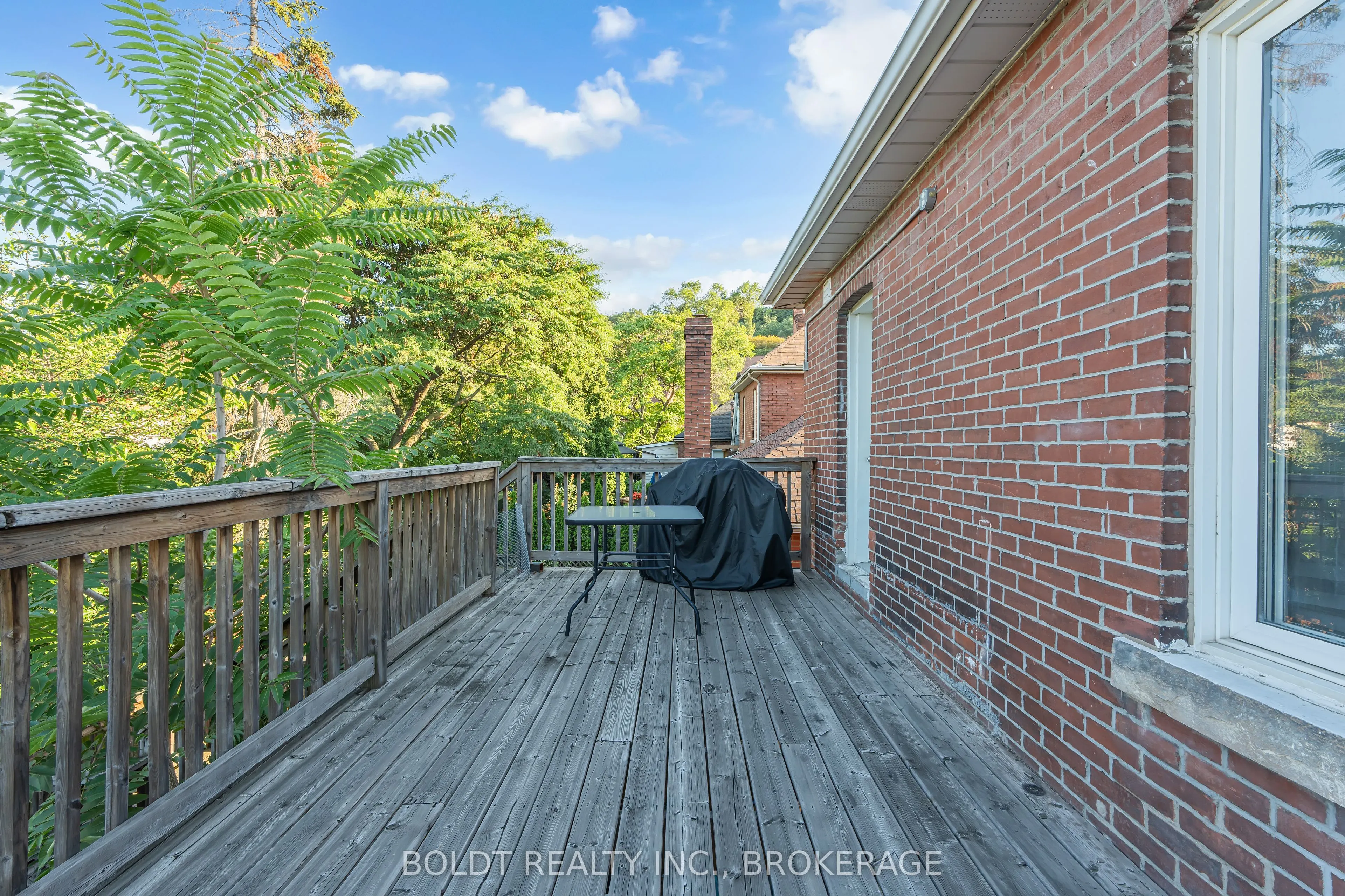 209 Rosslyn Avenue S