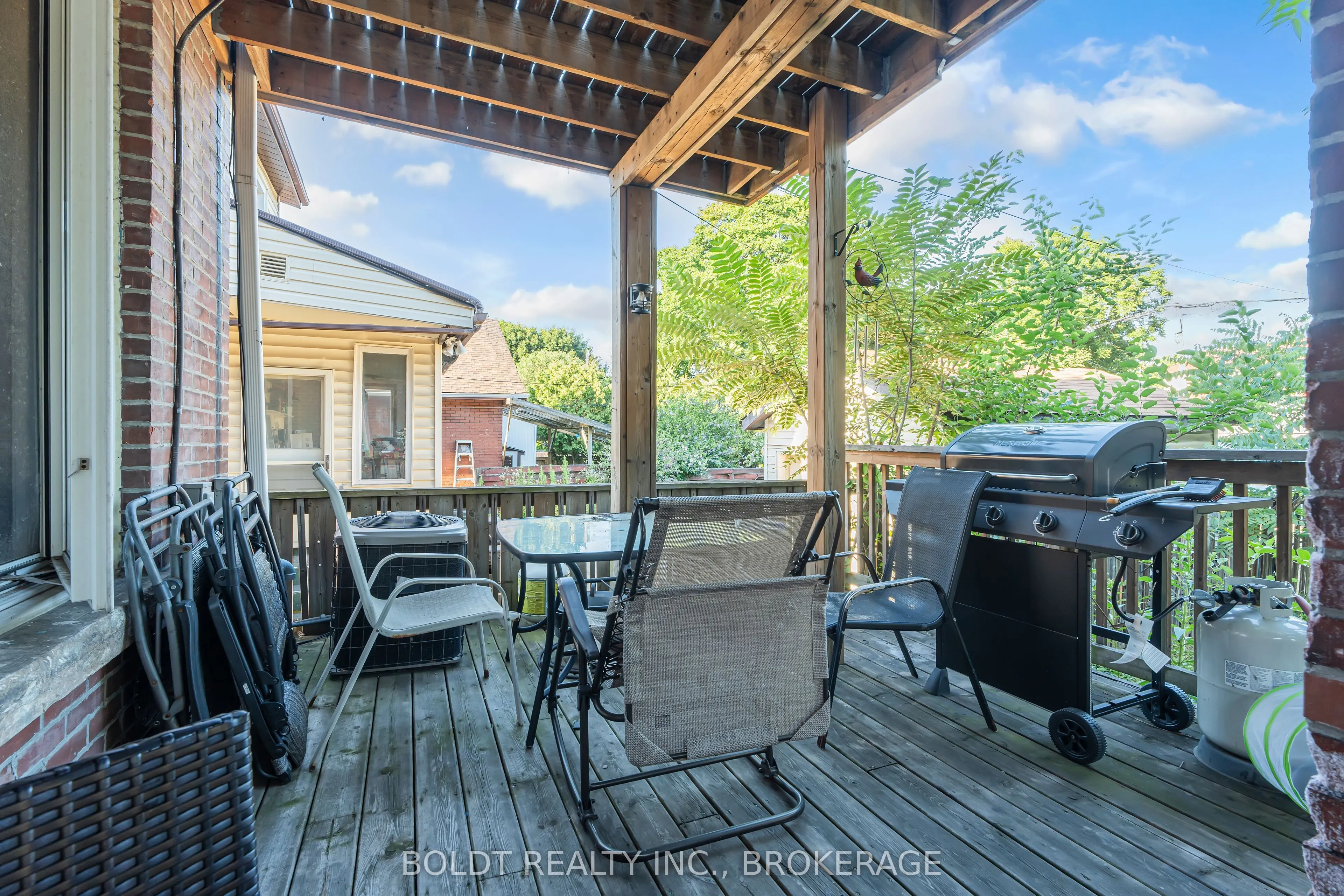 209 Rosslyn Avenue S