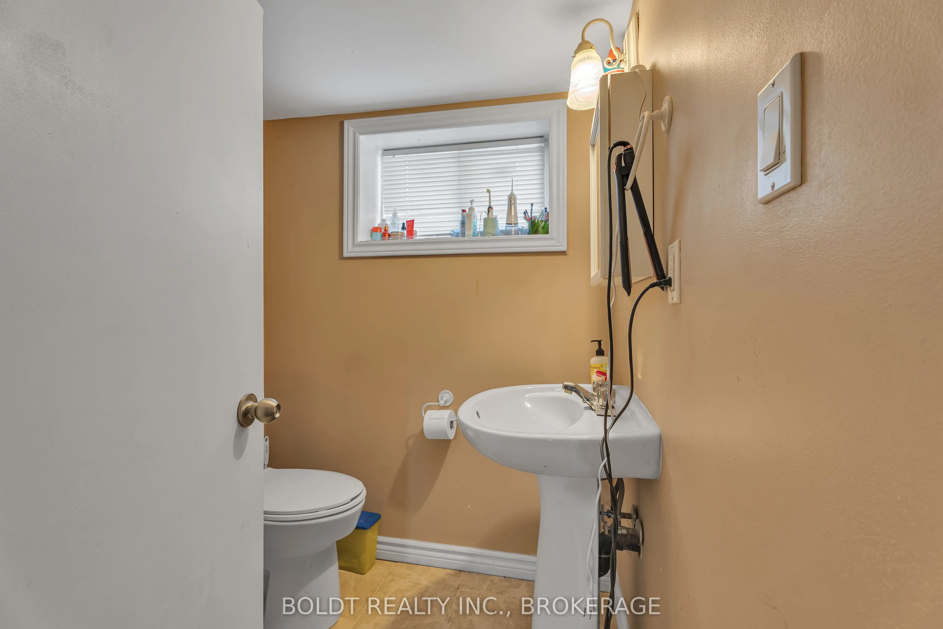 209 Rosslyn Avenue S