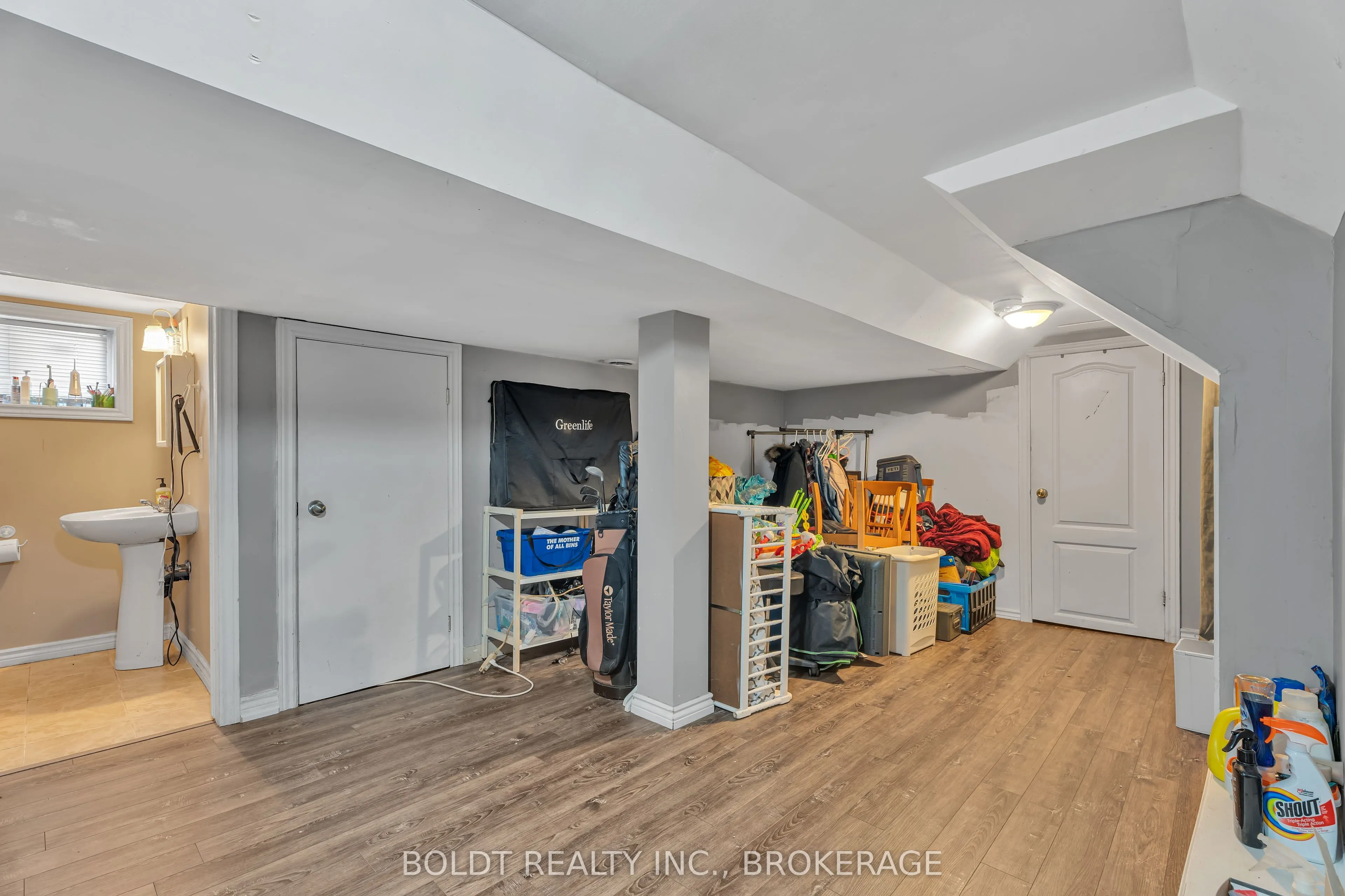 209 Rosslyn Avenue S
