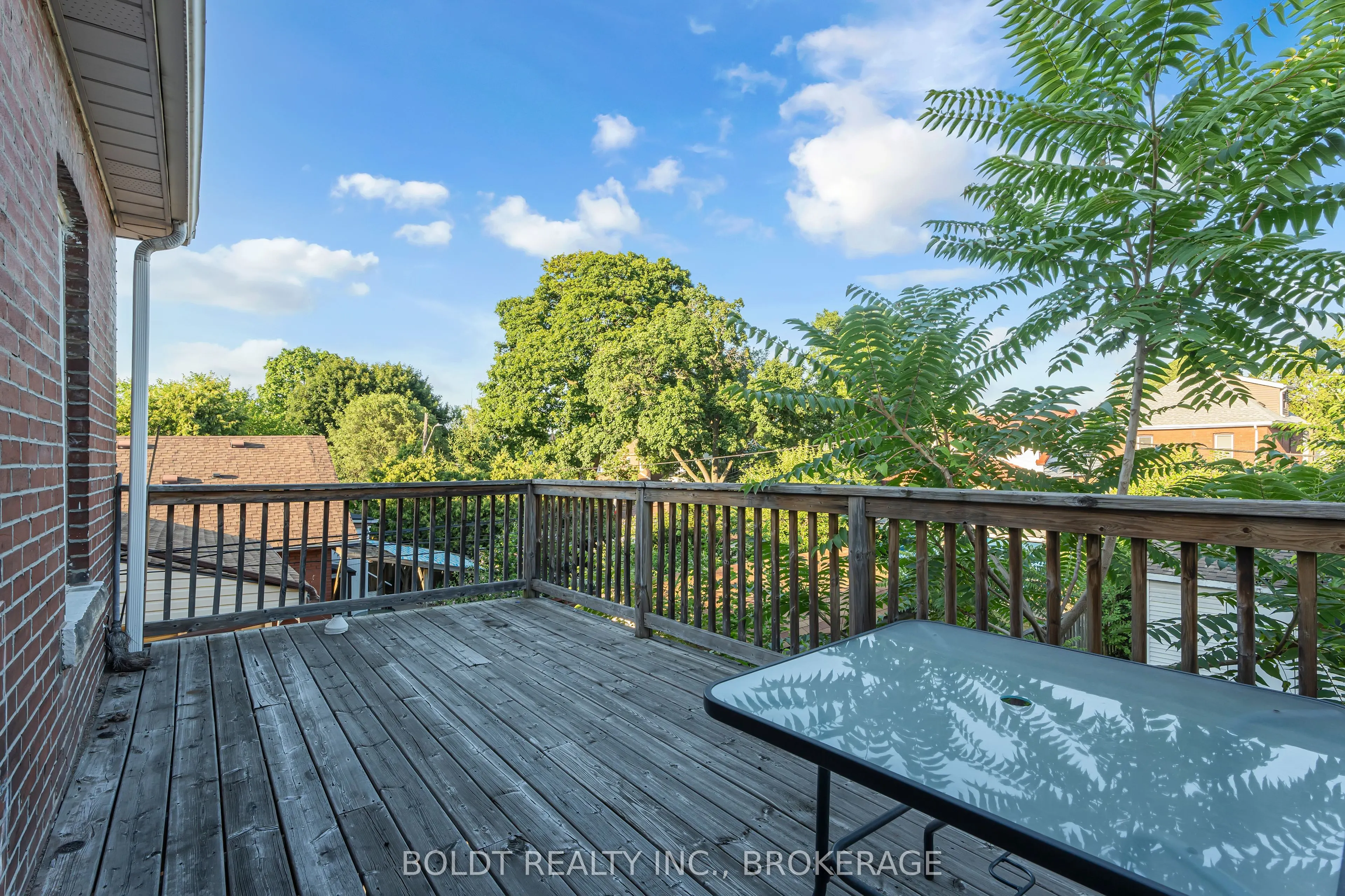 209 Rosslyn Avenue S
