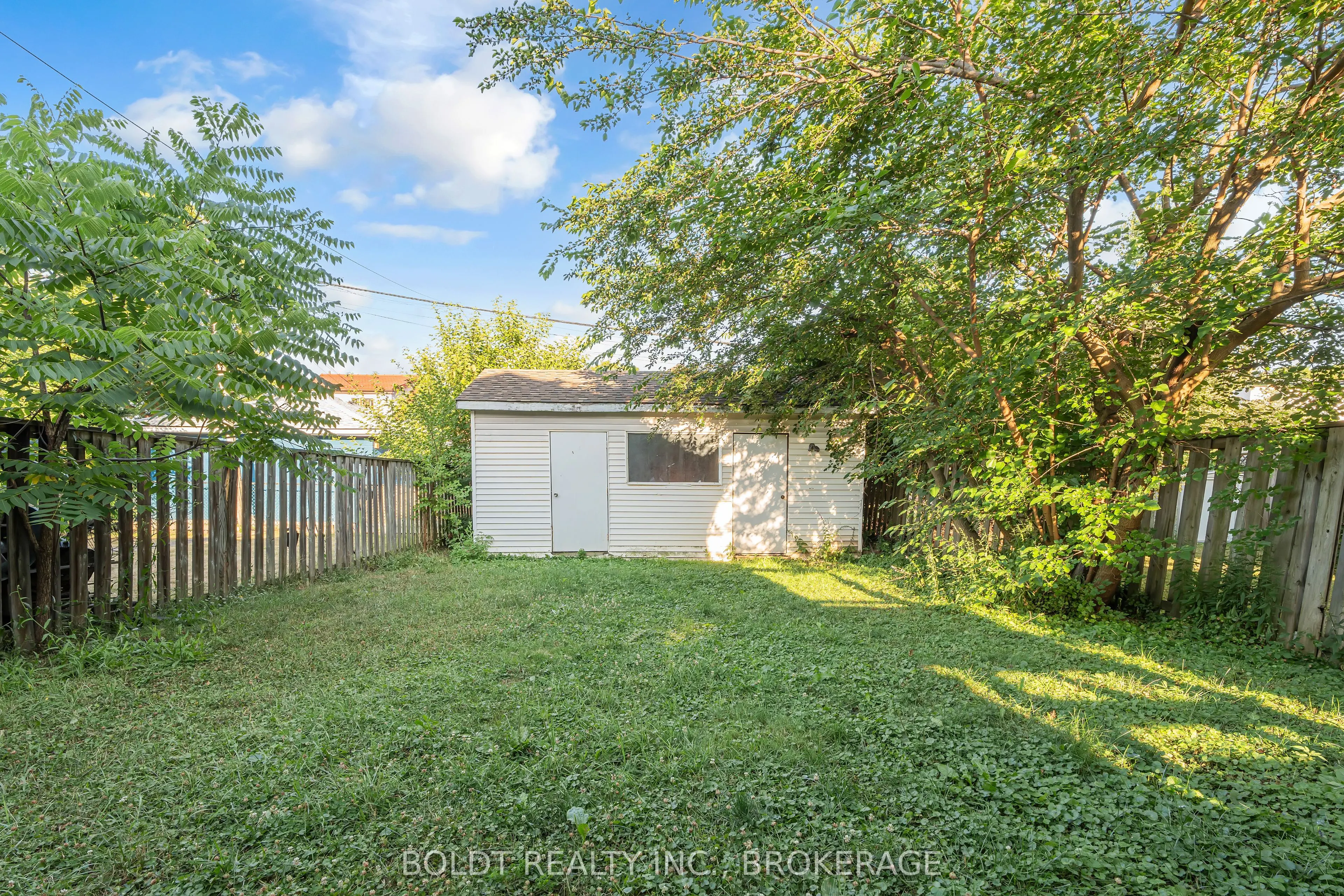 209 Rosslyn Avenue S
