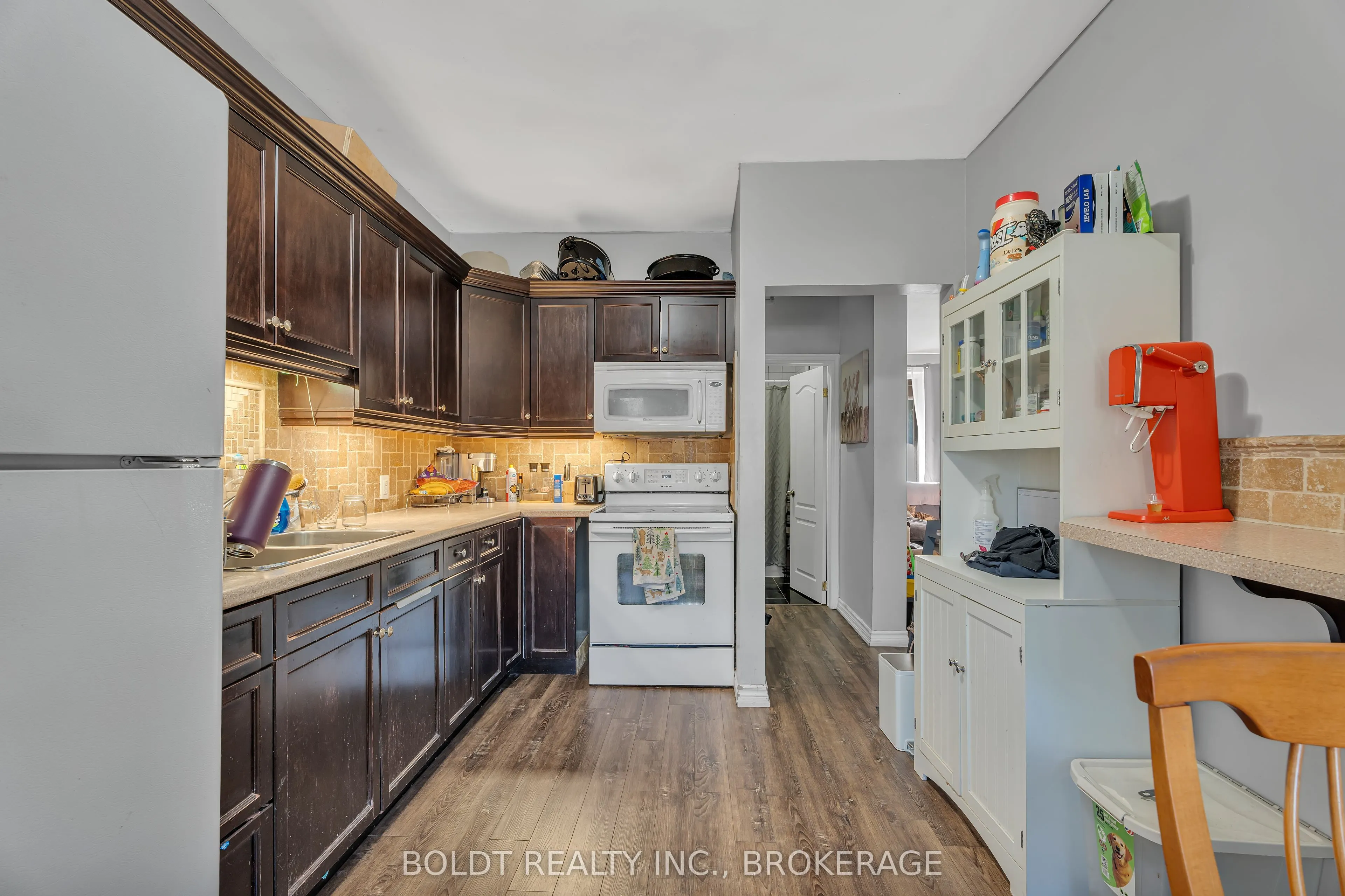209 Rosslyn Avenue S
