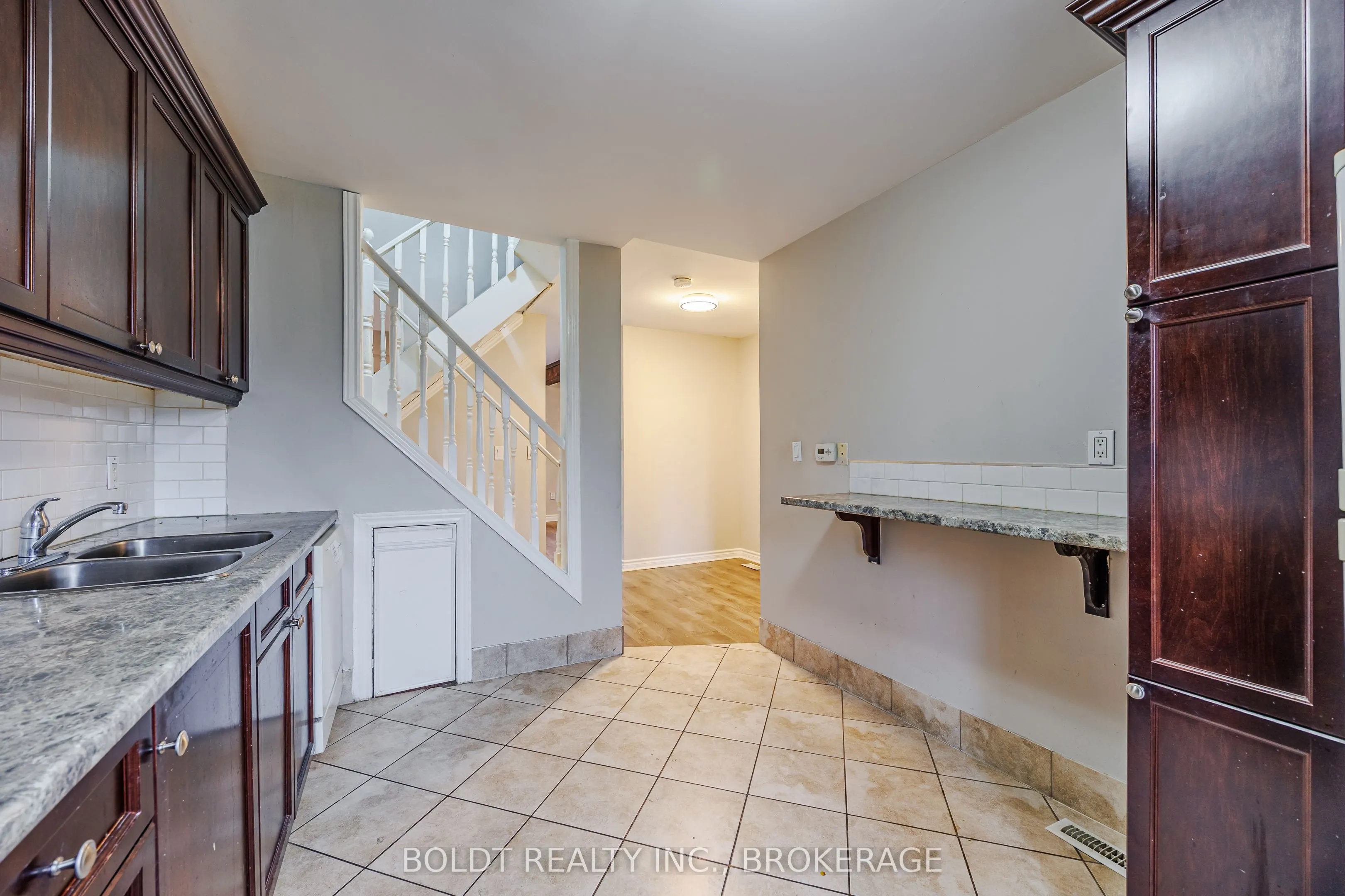 209 Rosslyn Avenue S