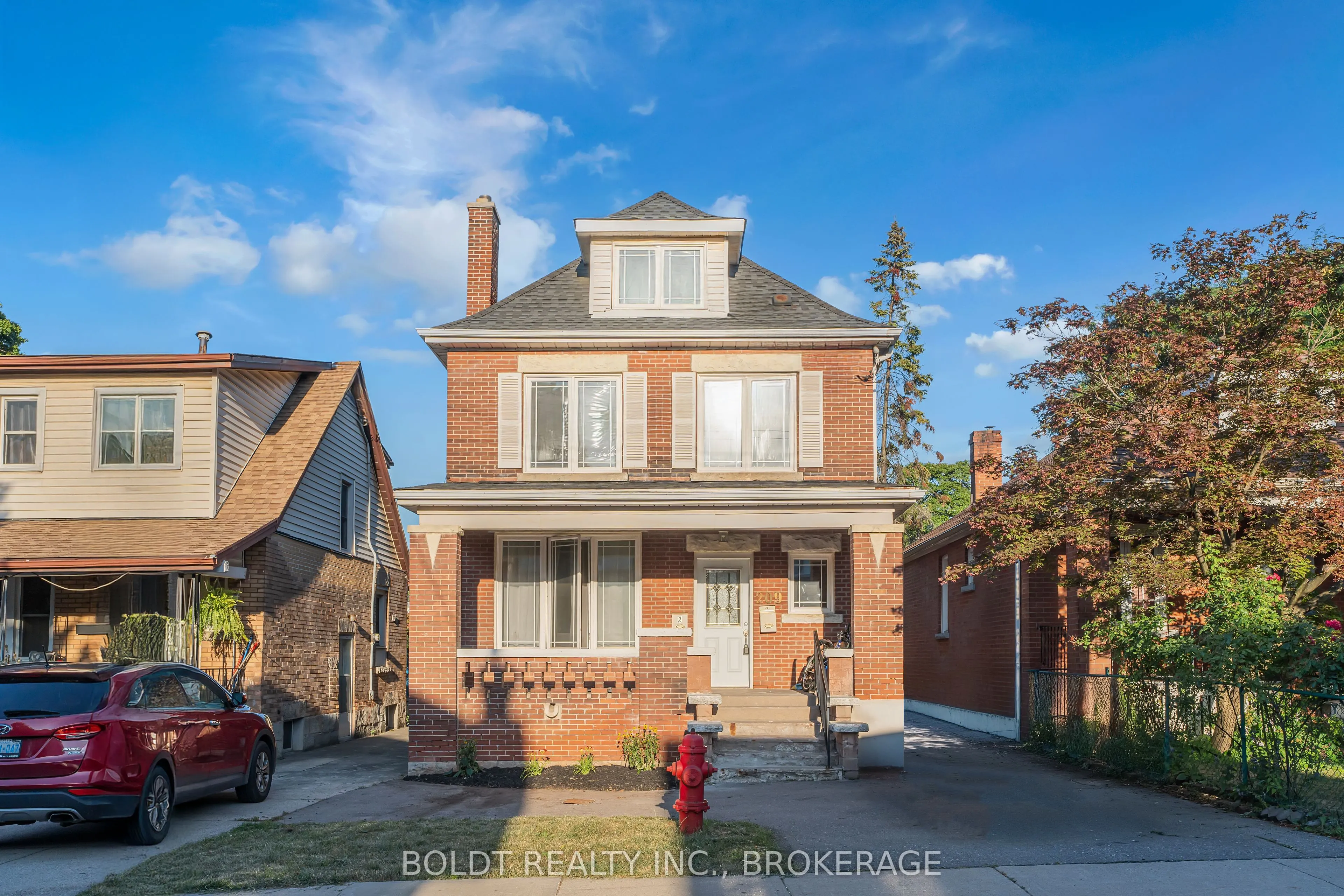 209 Rosslyn Avenue S