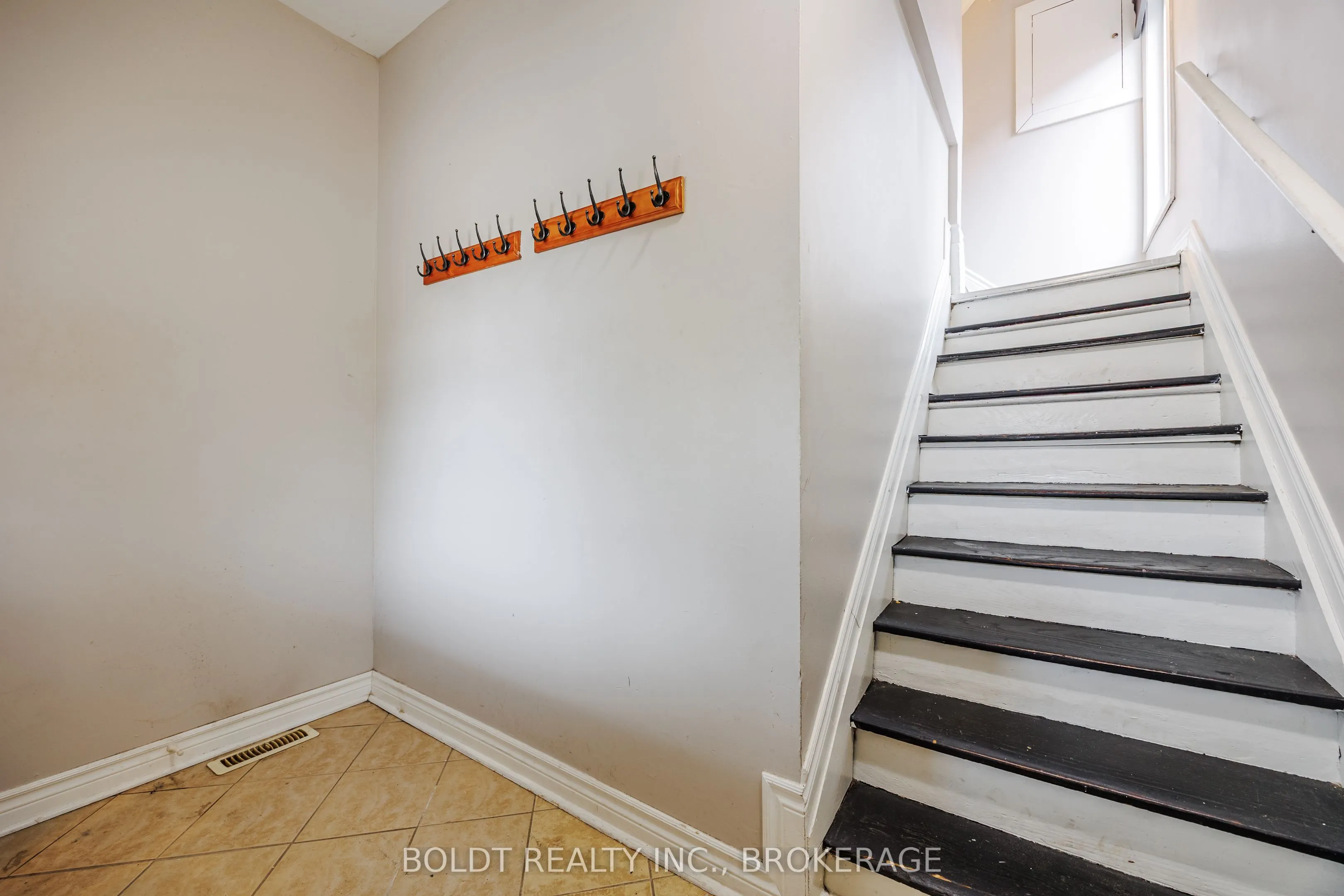 209 Rosslyn Avenue S