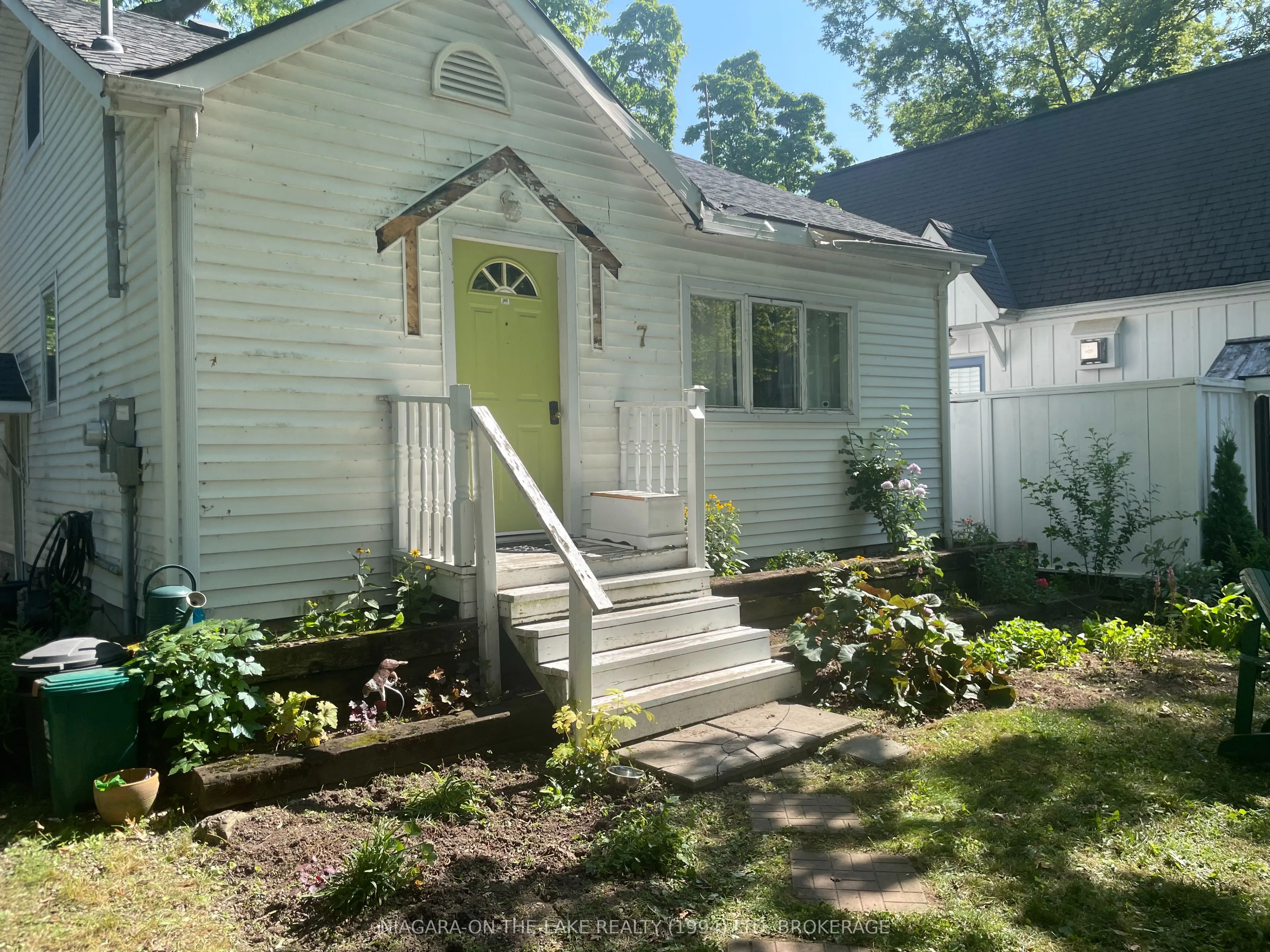 7 Wyckliffe Avenue