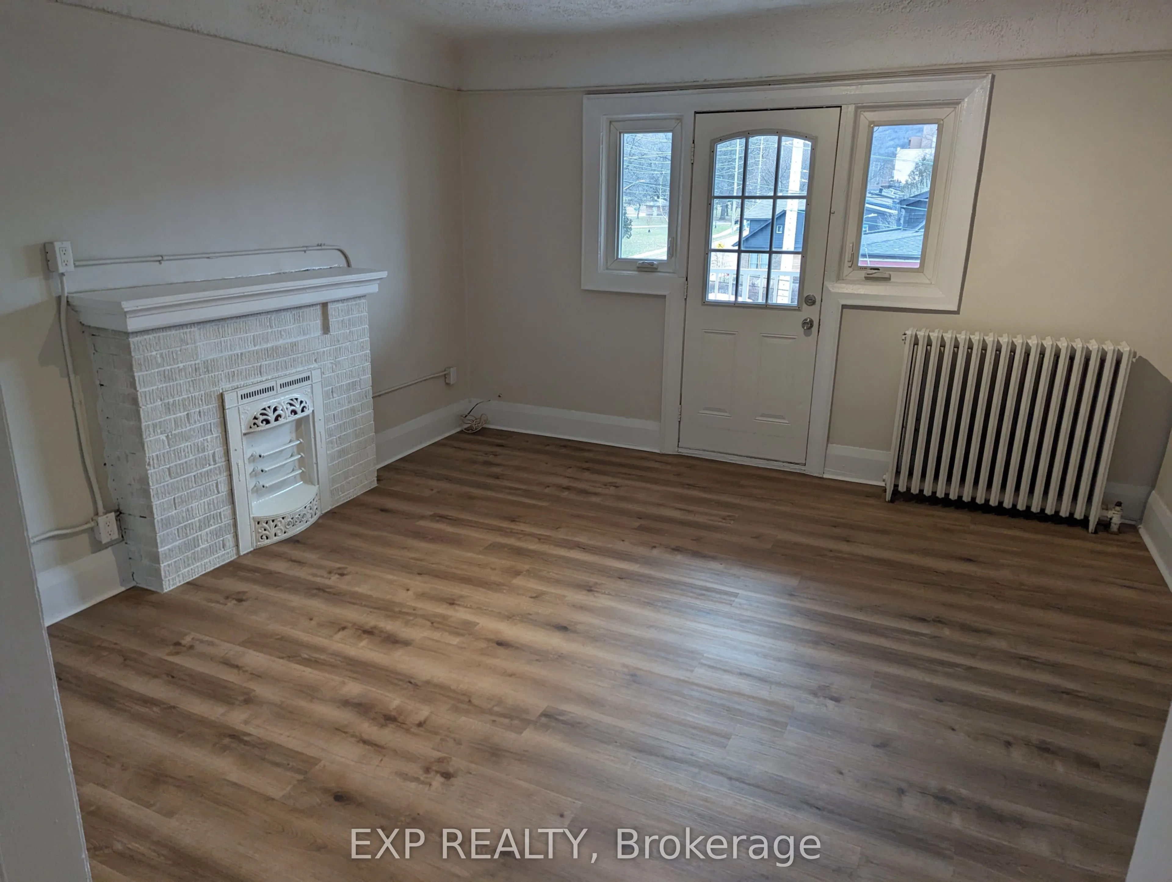 959 Main Street E