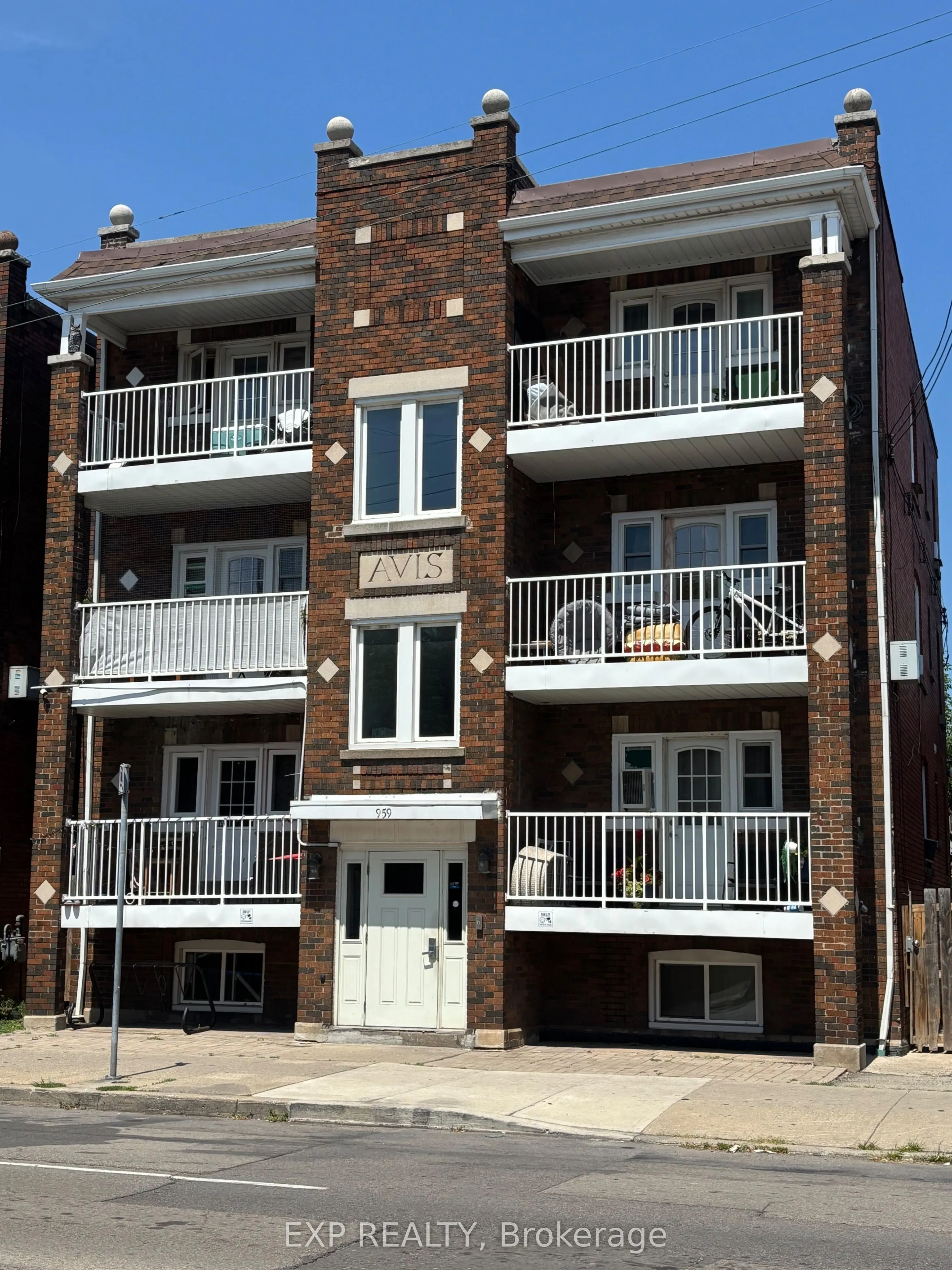 959 Main Street E