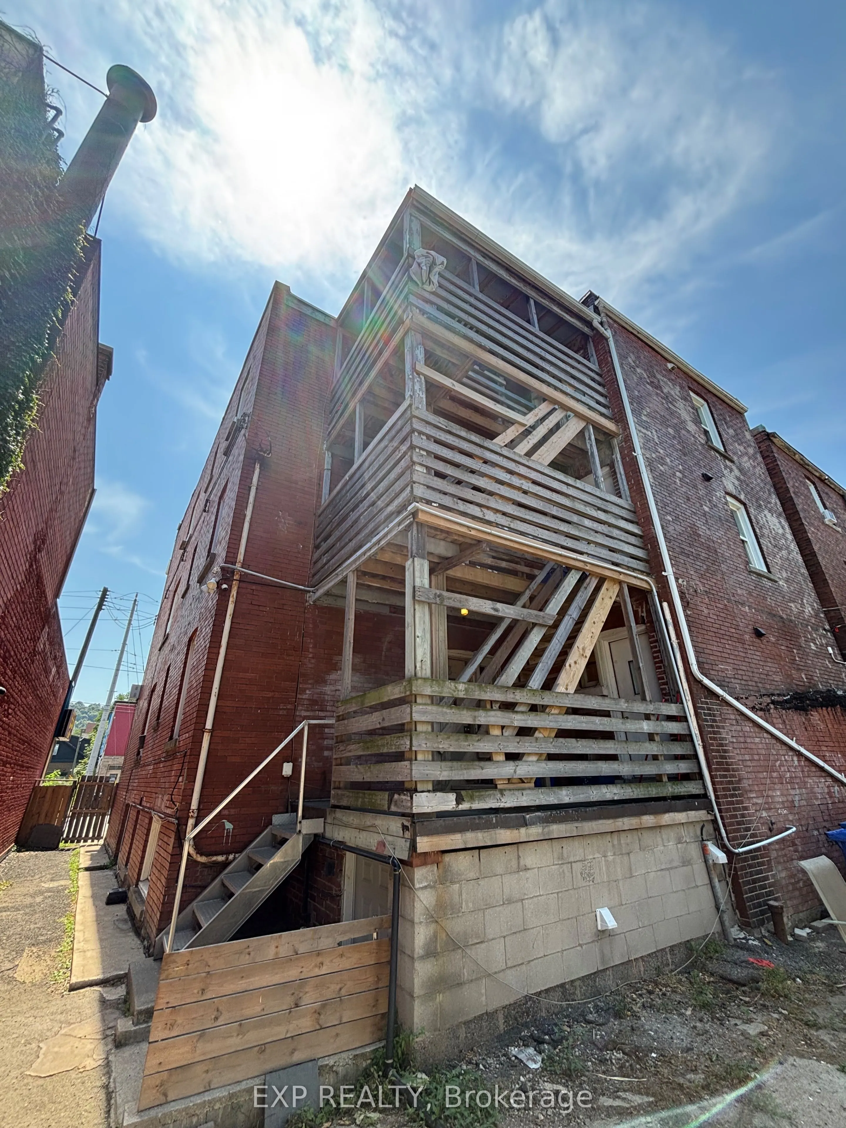 959 Main Street E