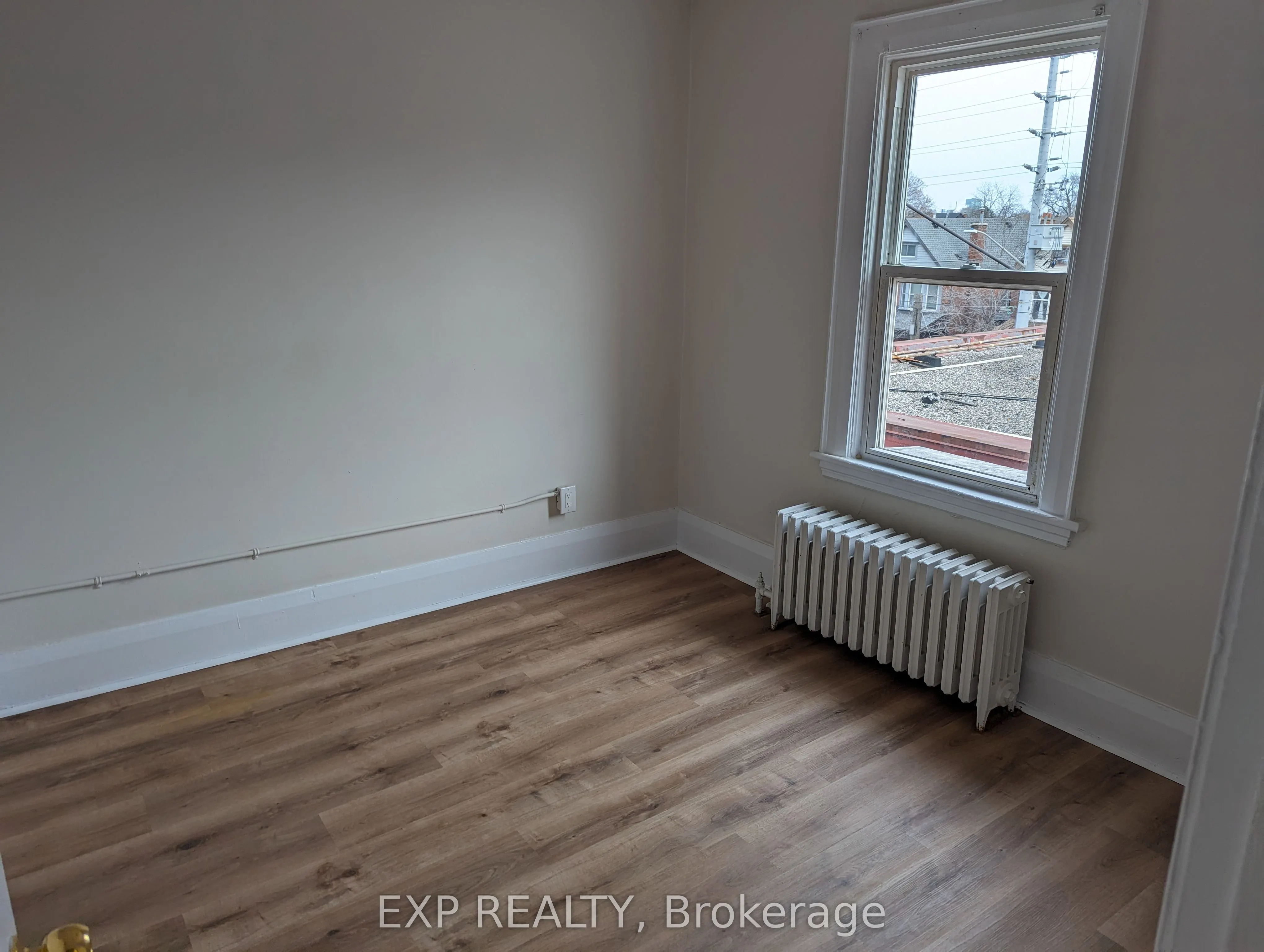 959 Main Street E