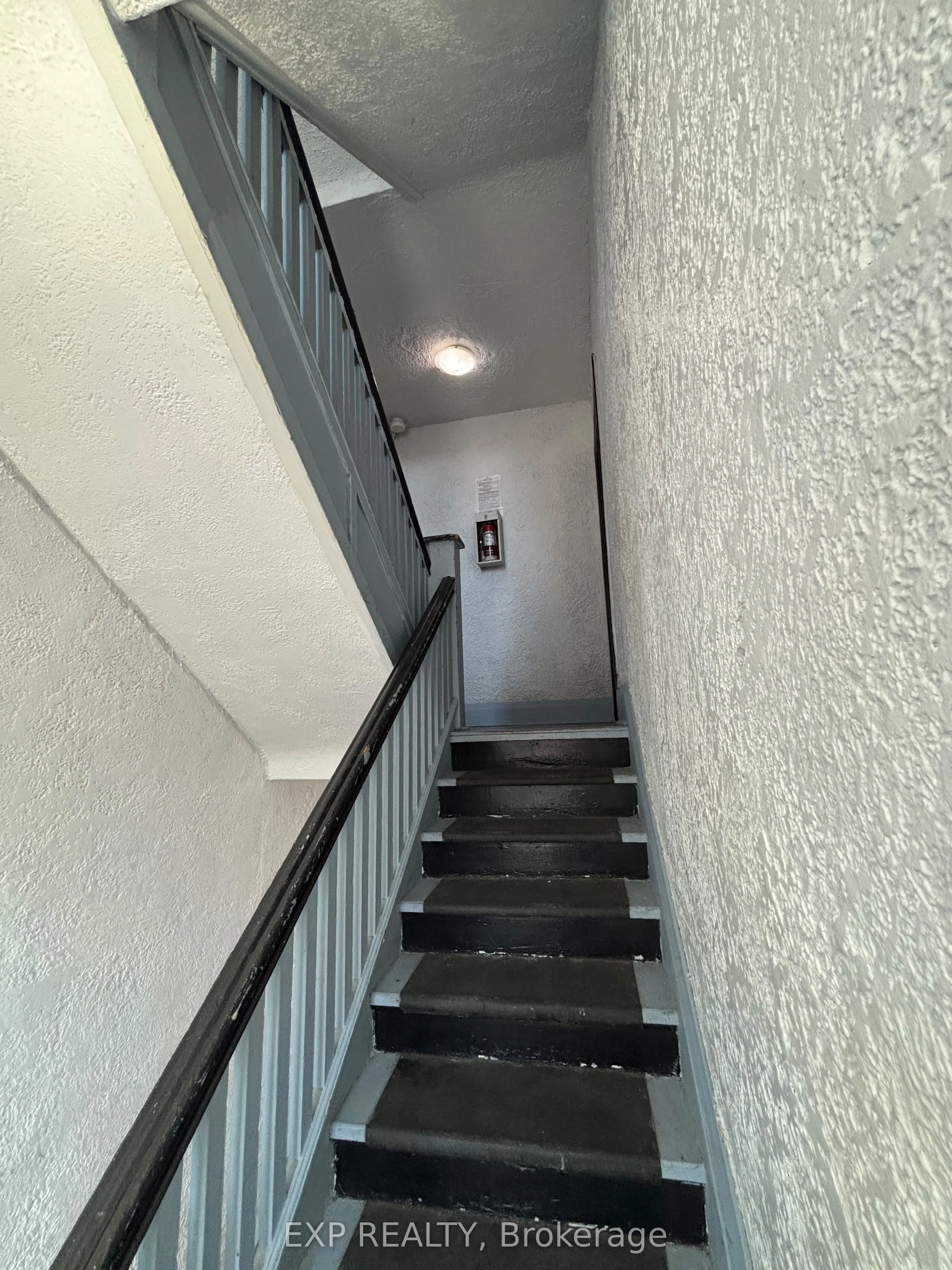 959 Main Street E
