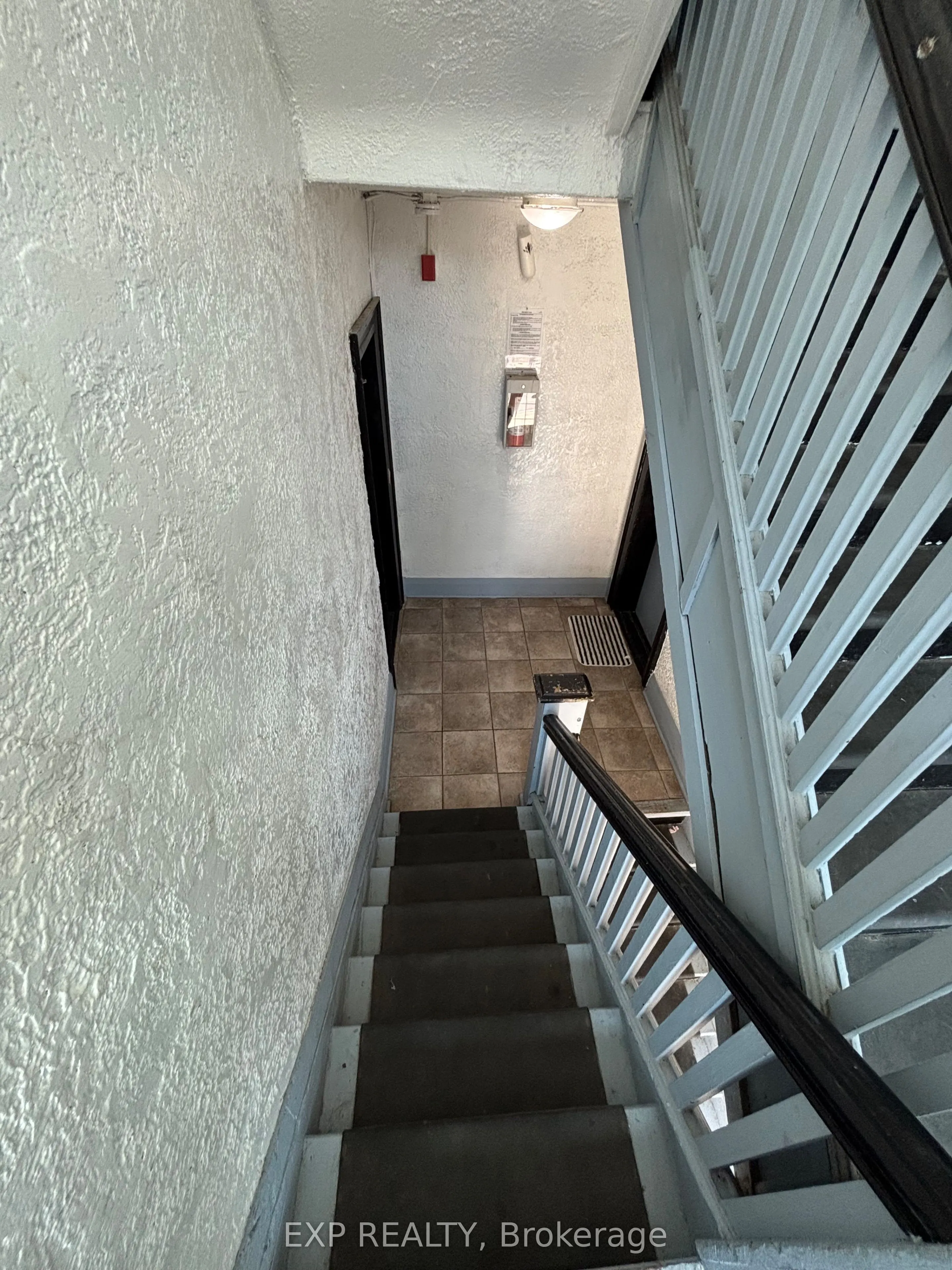 959 Main Street E