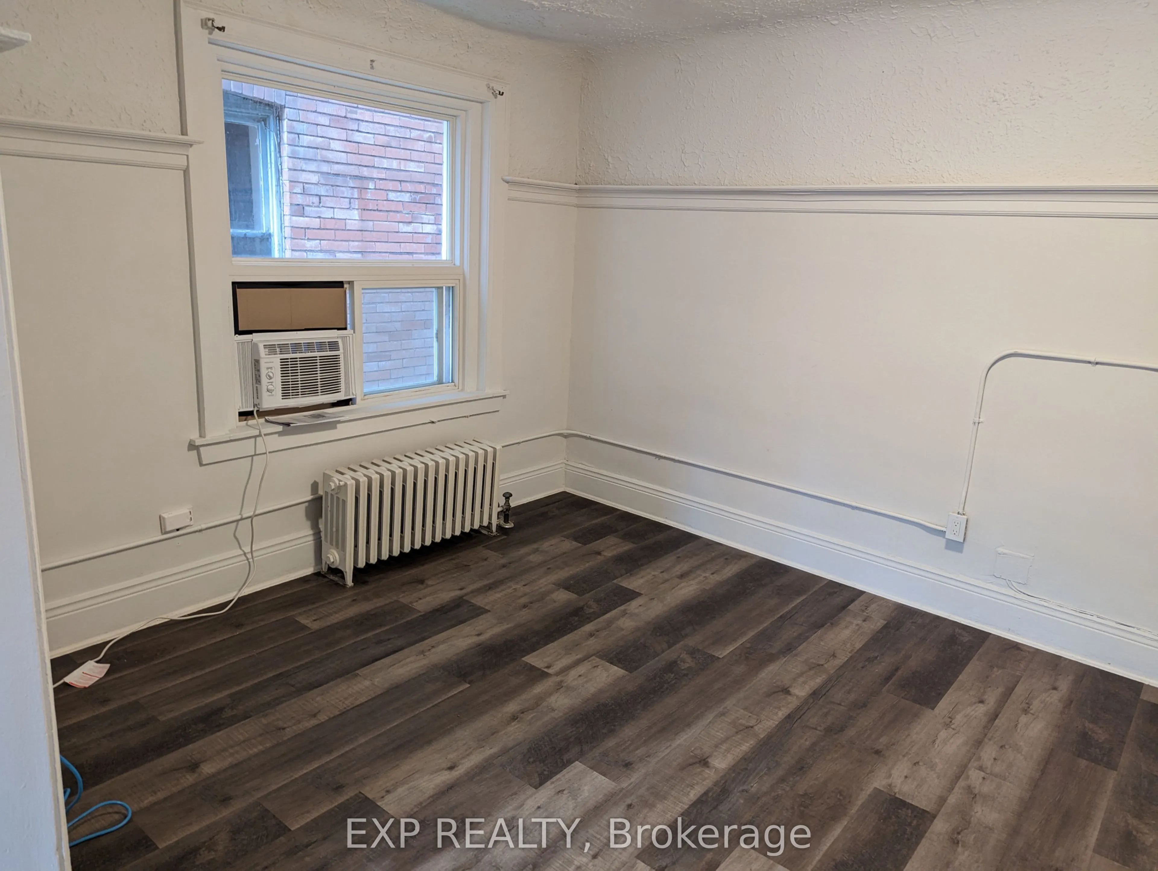 959 Main Street E