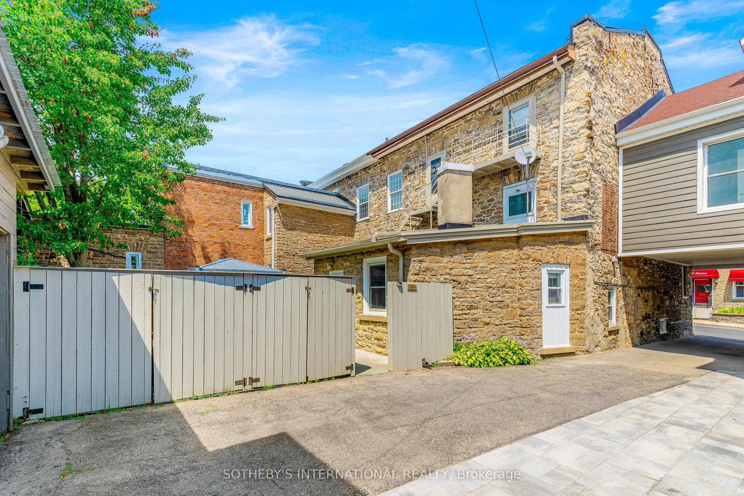 30 Apple Street