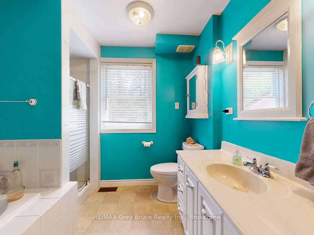 864 16th Street W