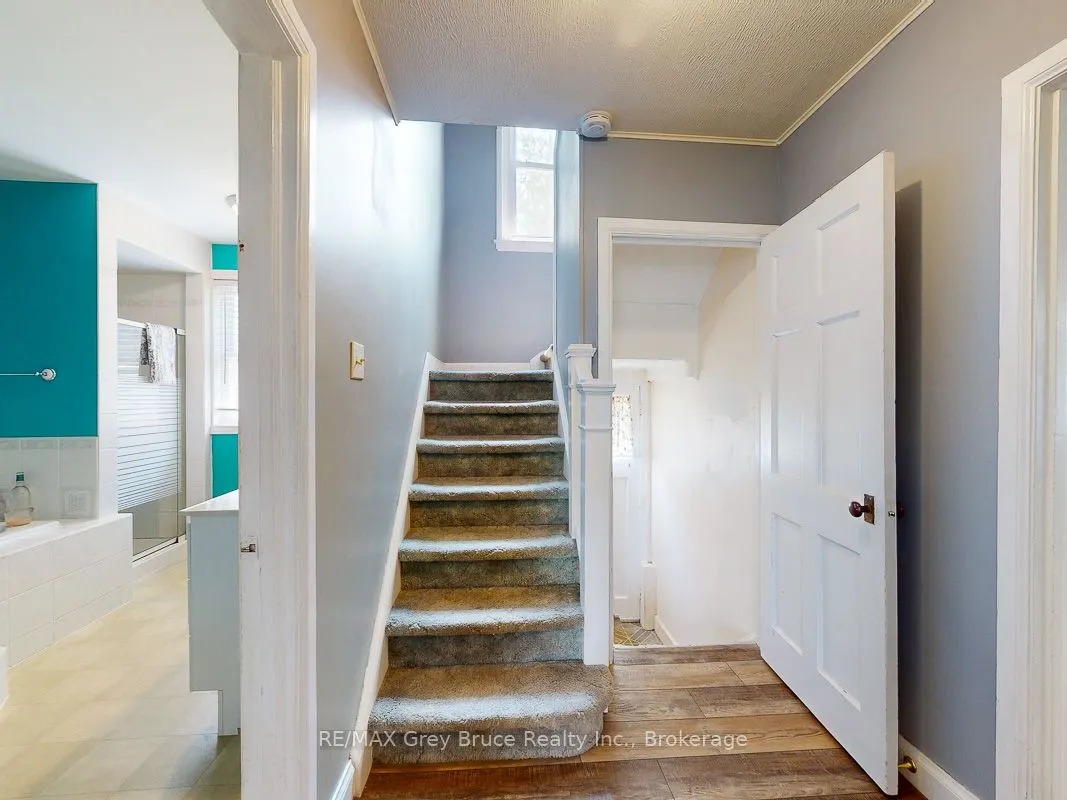 864 16th Street W