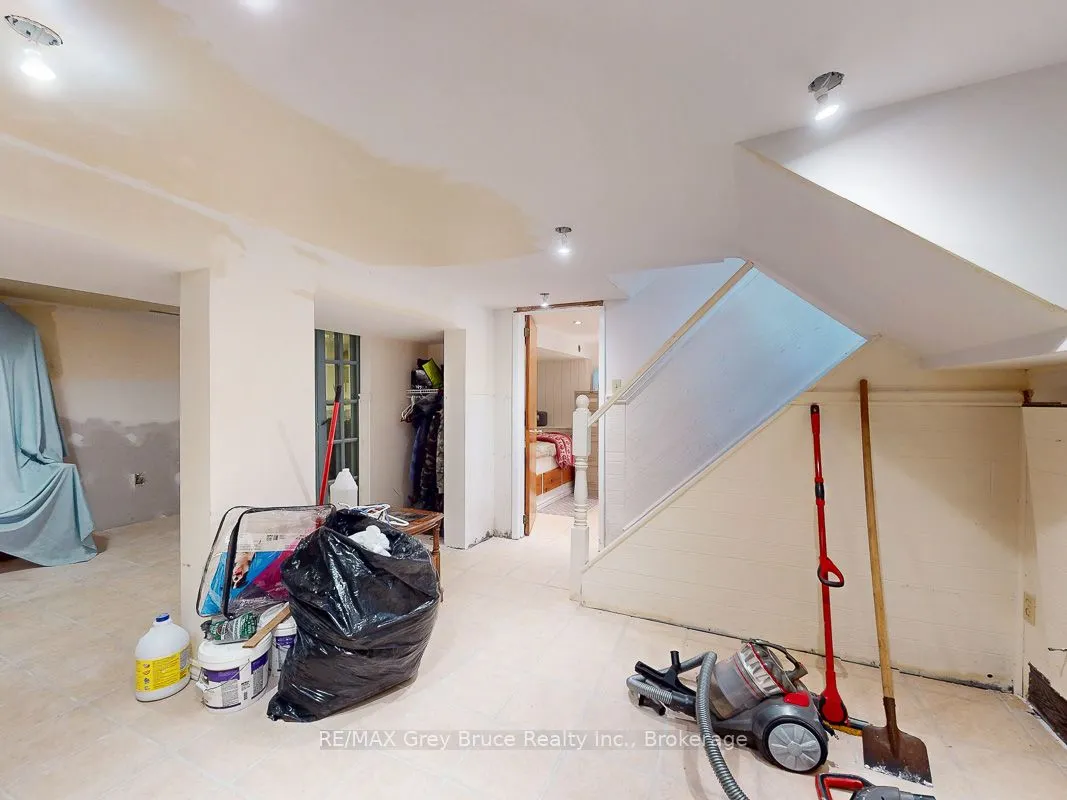 864 16th Street W