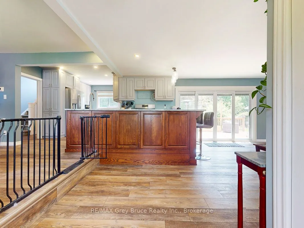 864 16th Street W