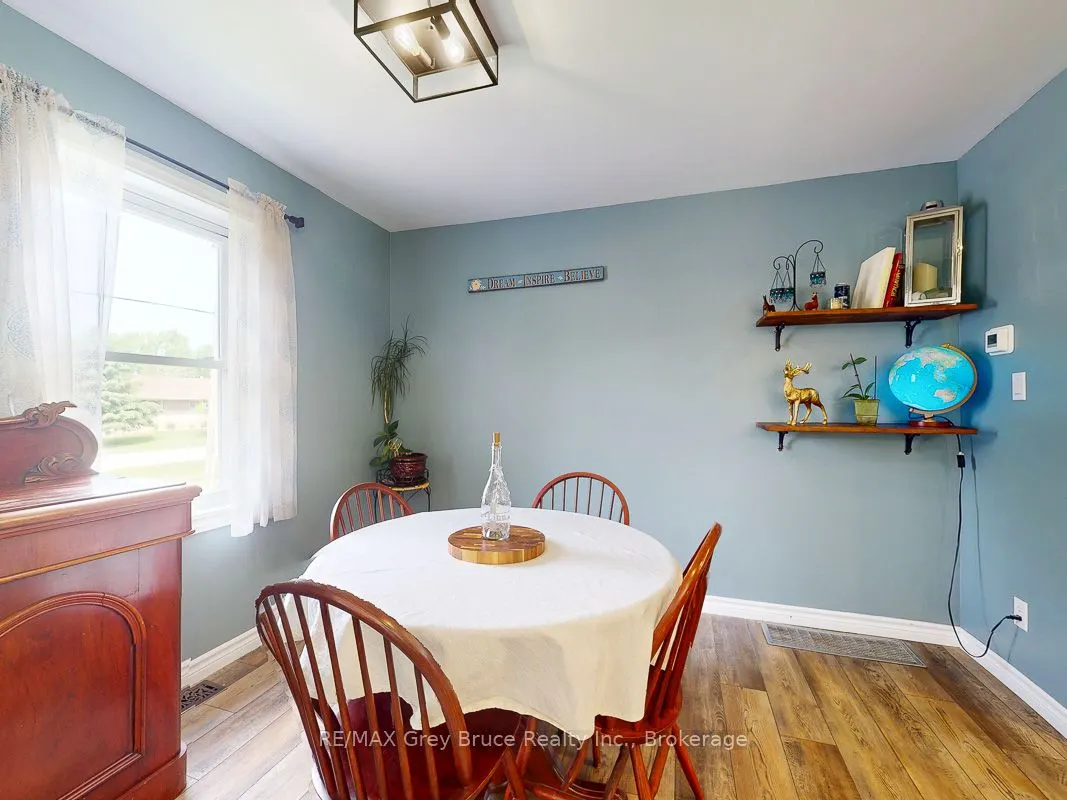 864 16th Street W