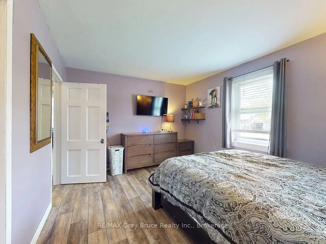 864 16th Street W