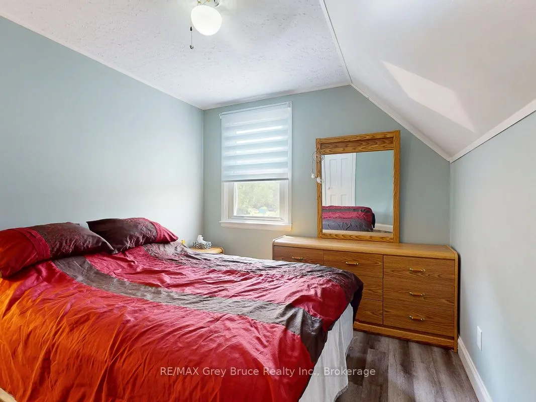 864 16th Street W