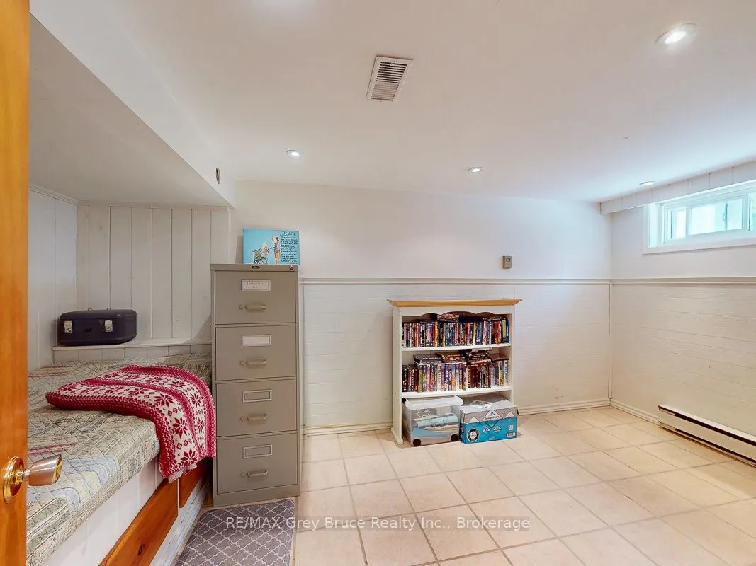 864 16th Street W