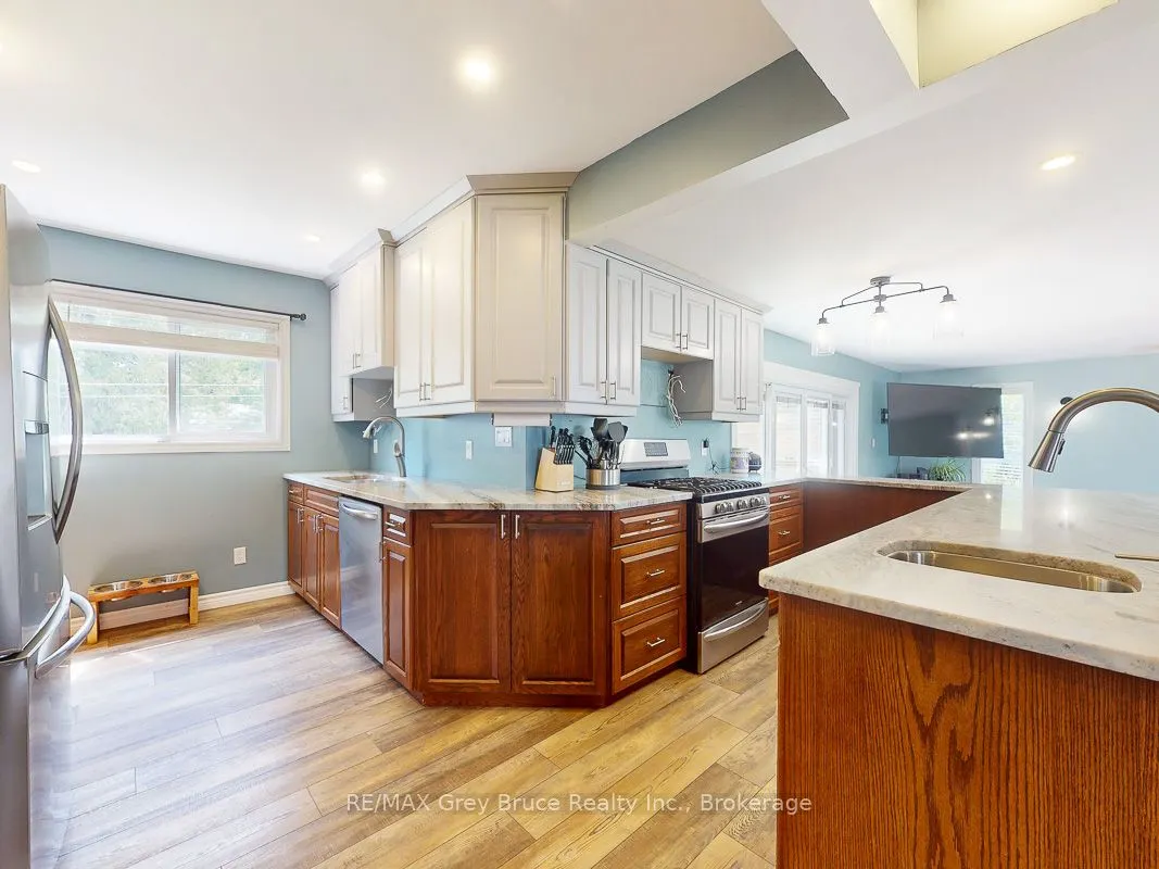 864 16th Street W