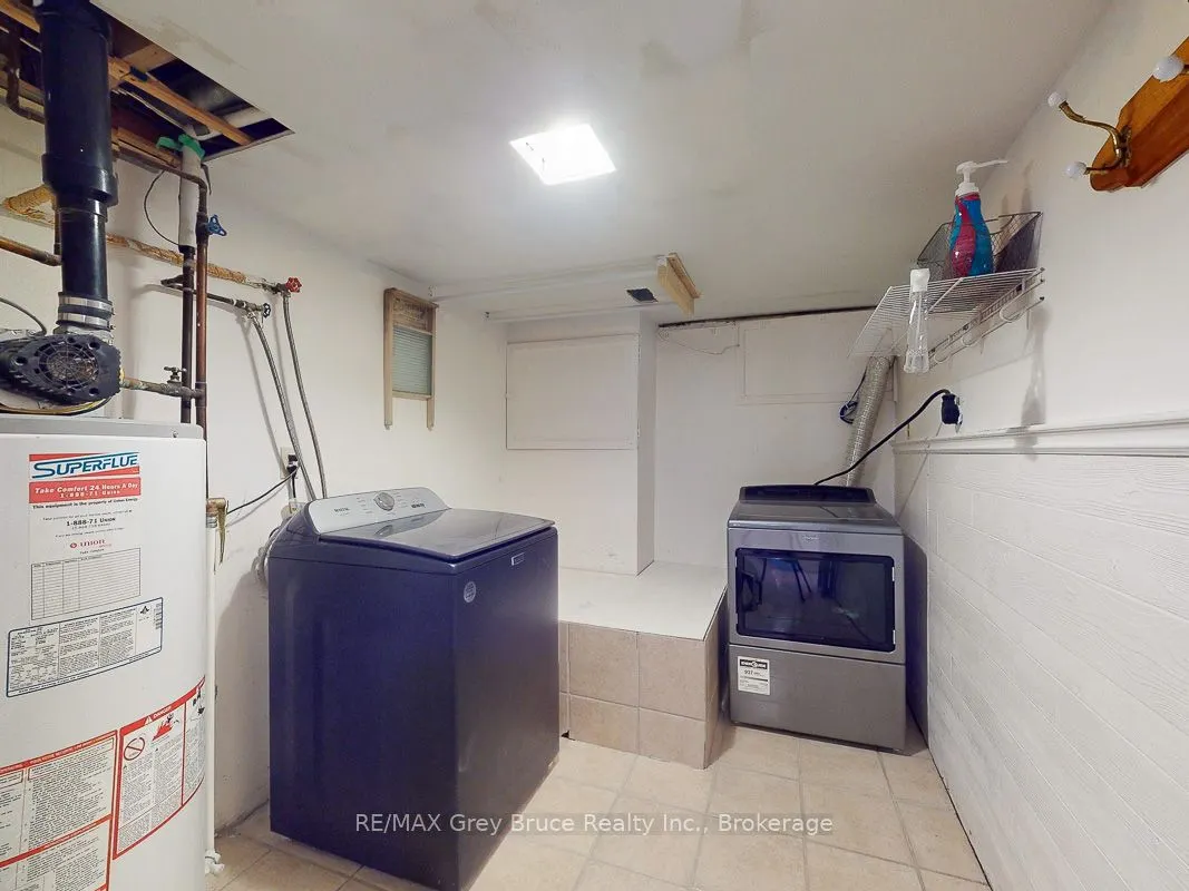 864 16th Street W
