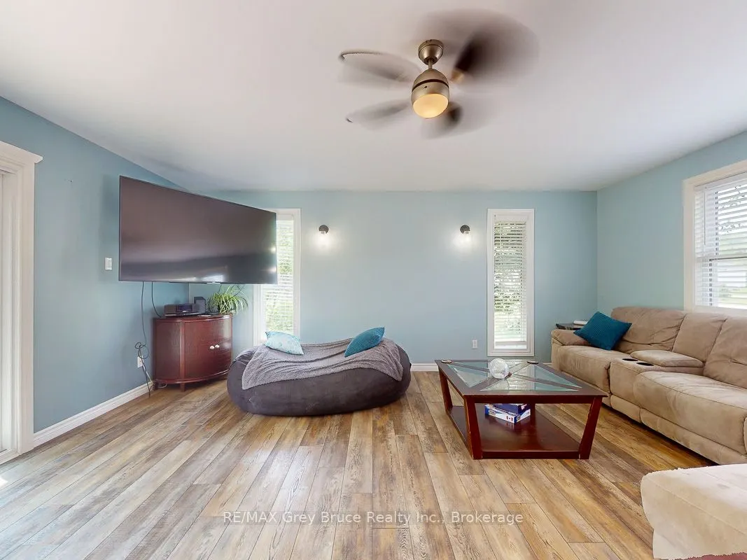 864 16th Street W