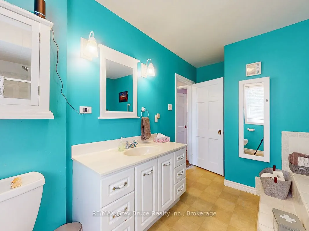864 16th Street W