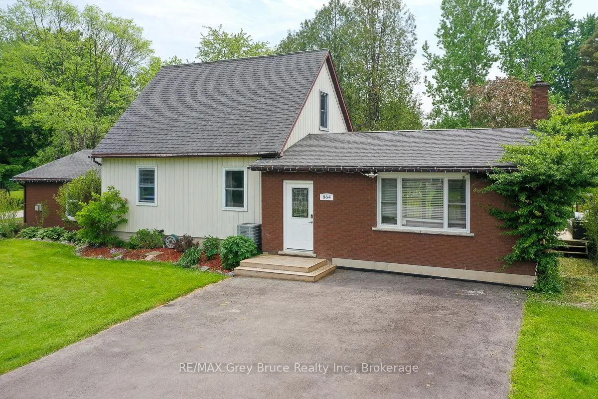 864 16th Street W