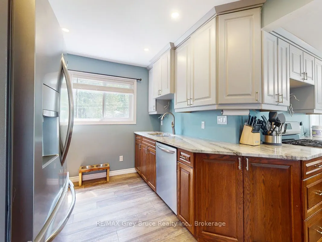 864 16th Street W