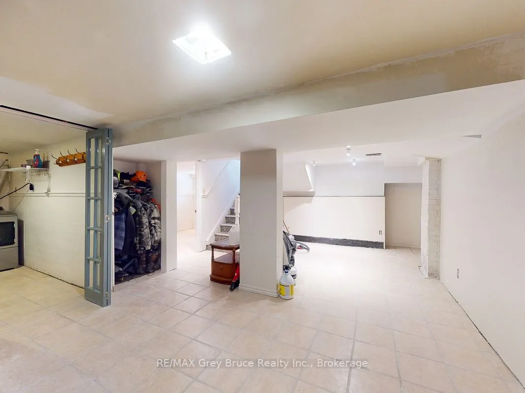 864 16th Street W