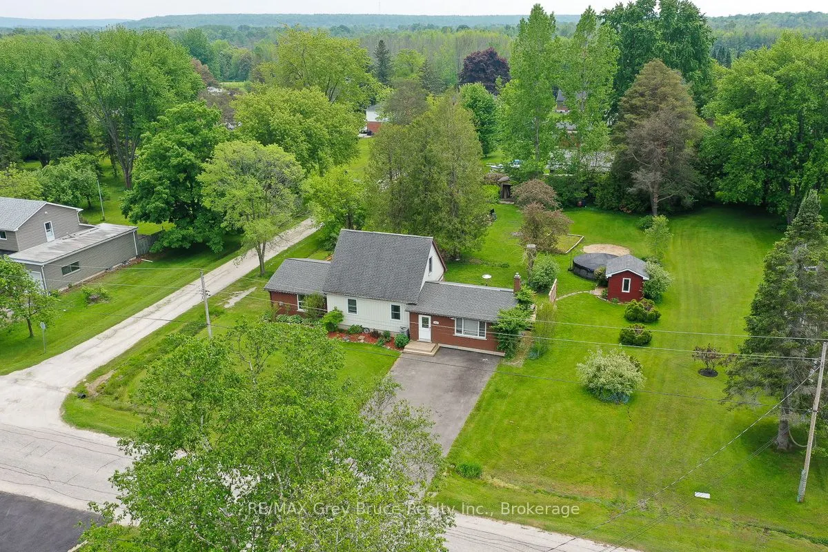 864 16th Street W