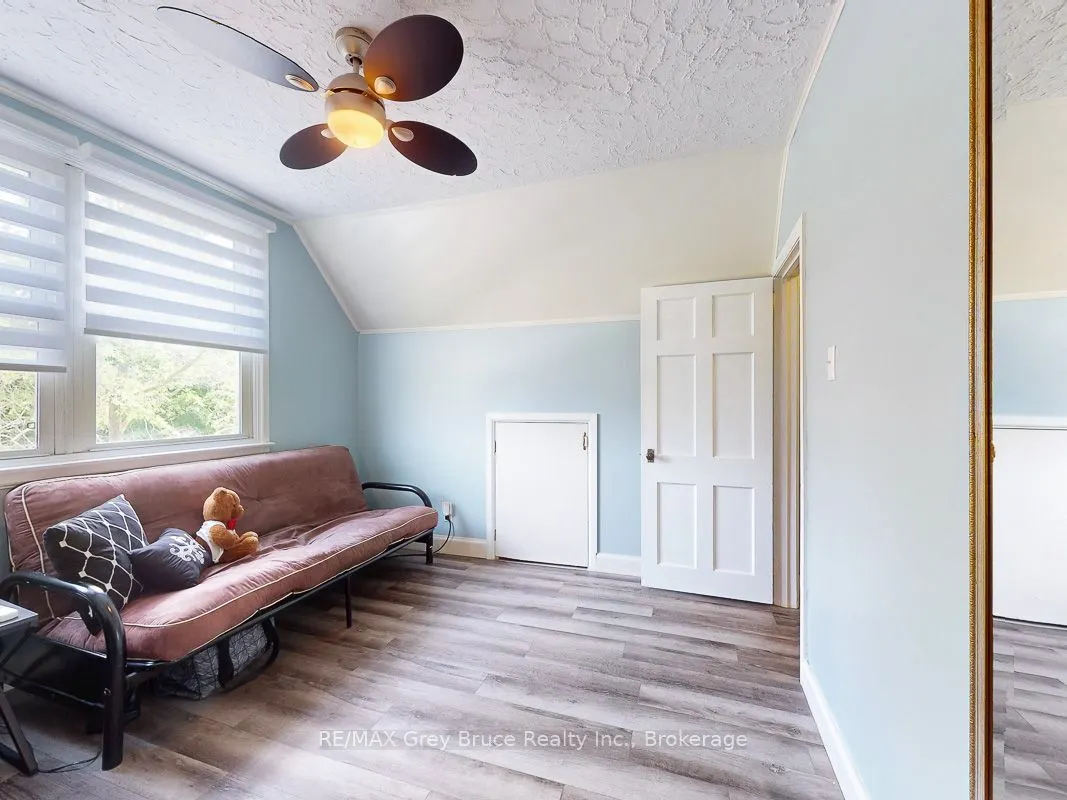 864 16th Street W