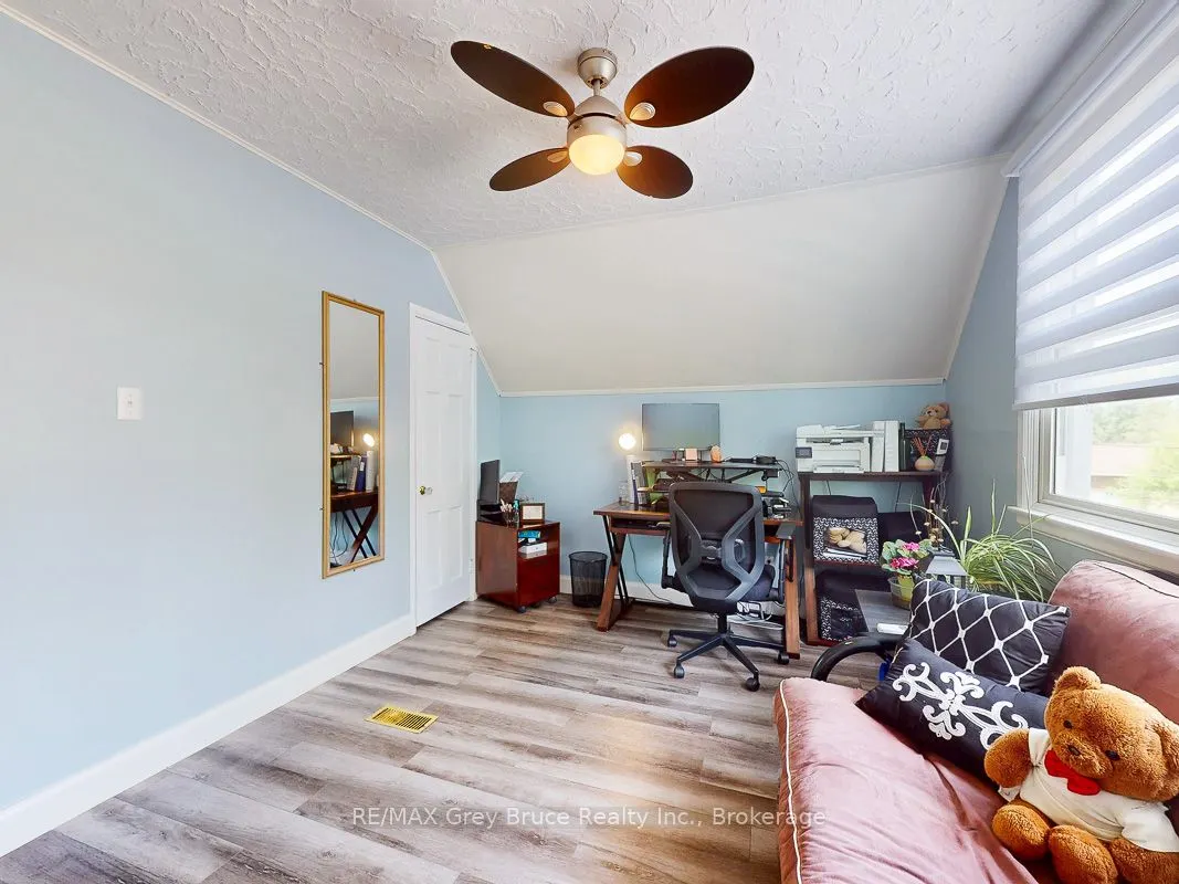 864 16th Street W