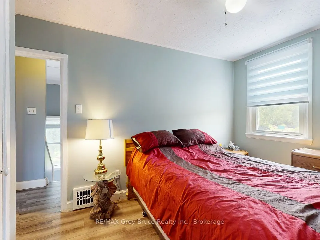 864 16th Street W