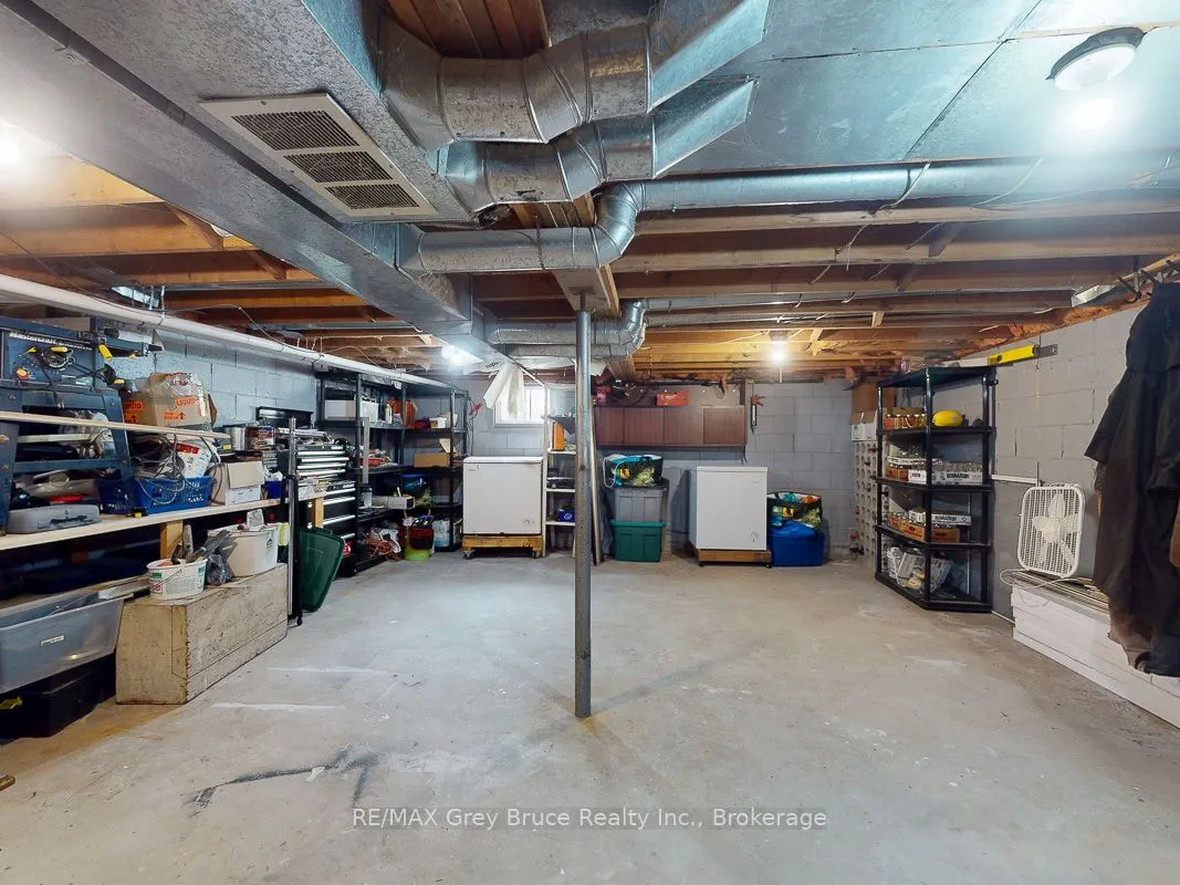 864 16th Street W