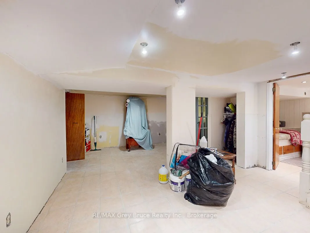 864 16th Street W