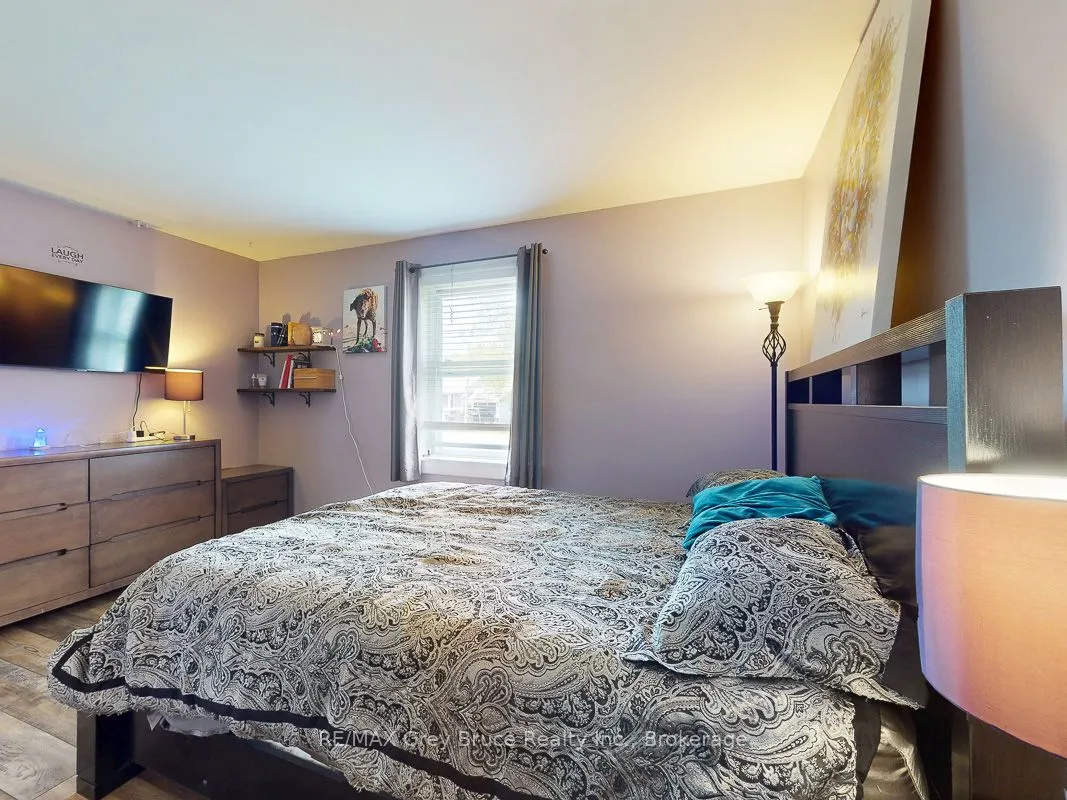 864 16th Street W
