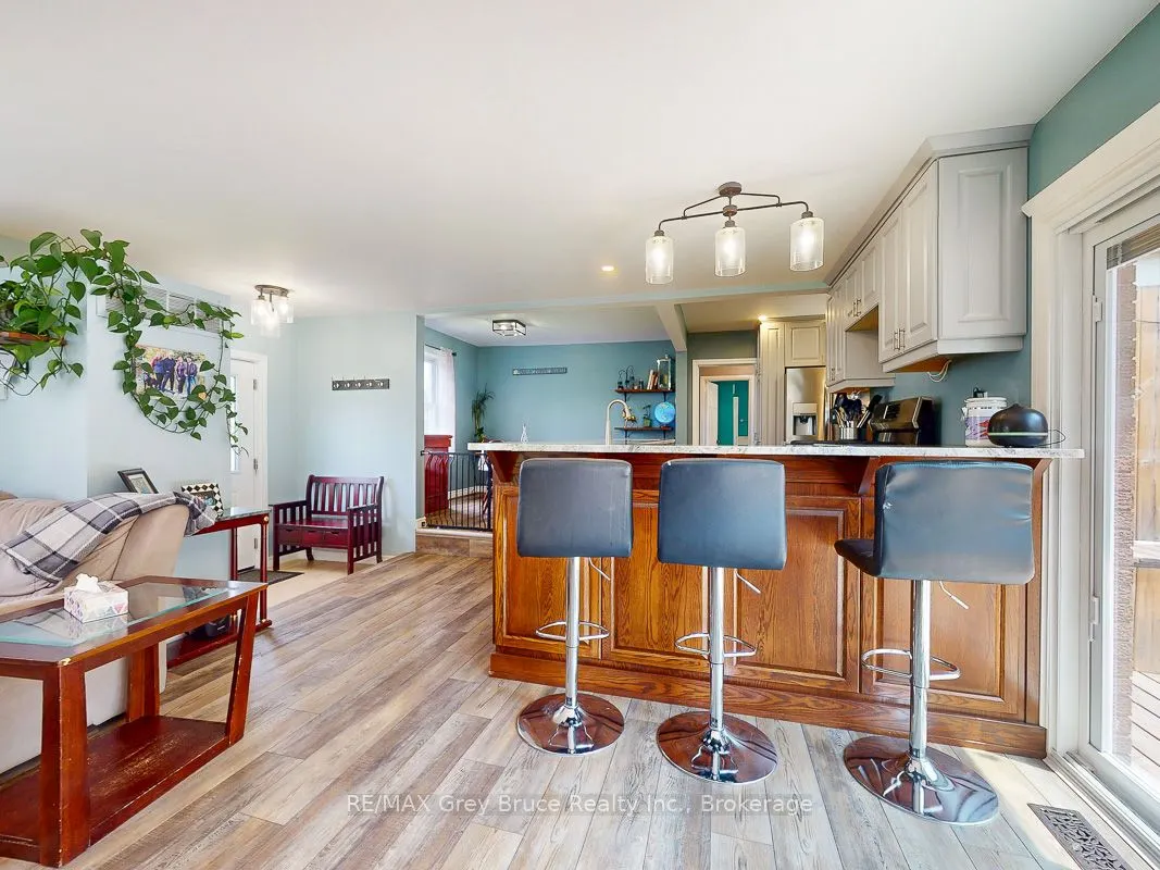 864 16th Street W
