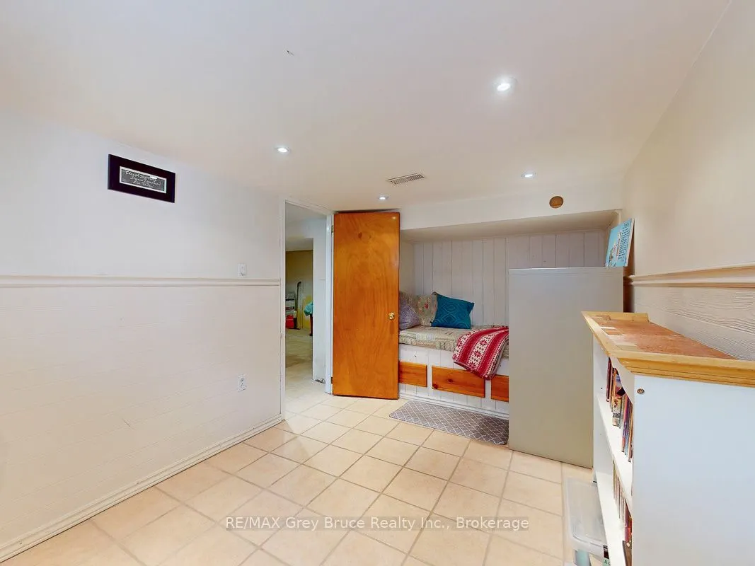 864 16th Street W