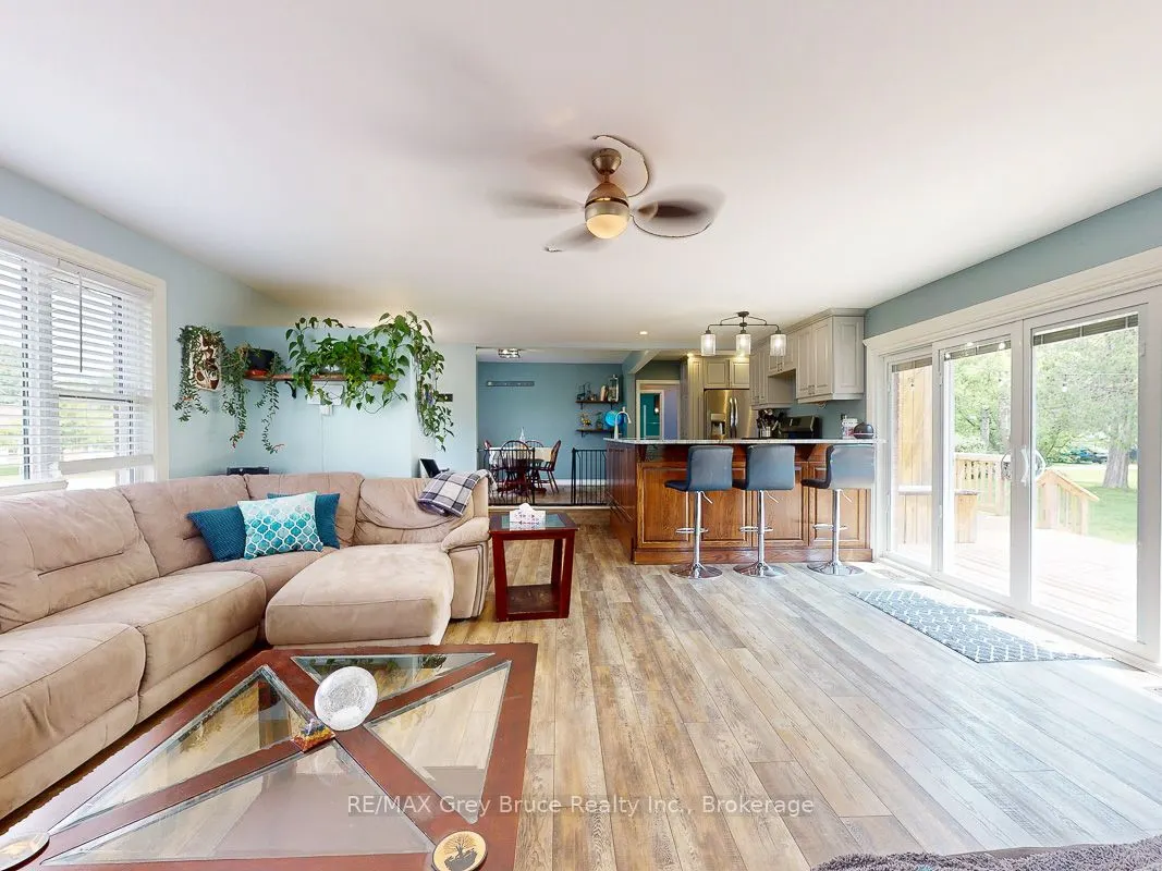 864 16th Street W